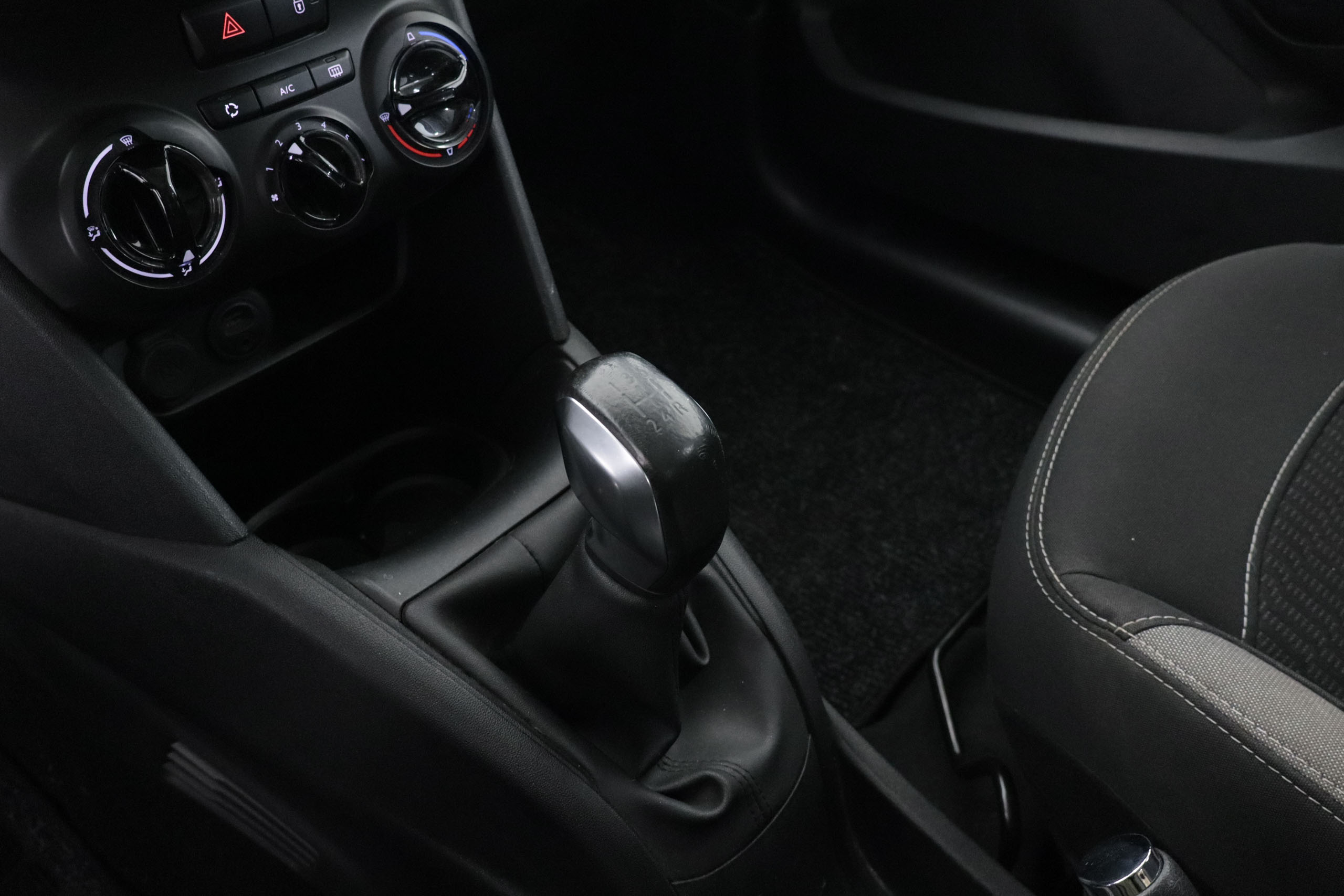 Peugeot 208 1.2 STYLE 82CV 5P # NAVY foto 17