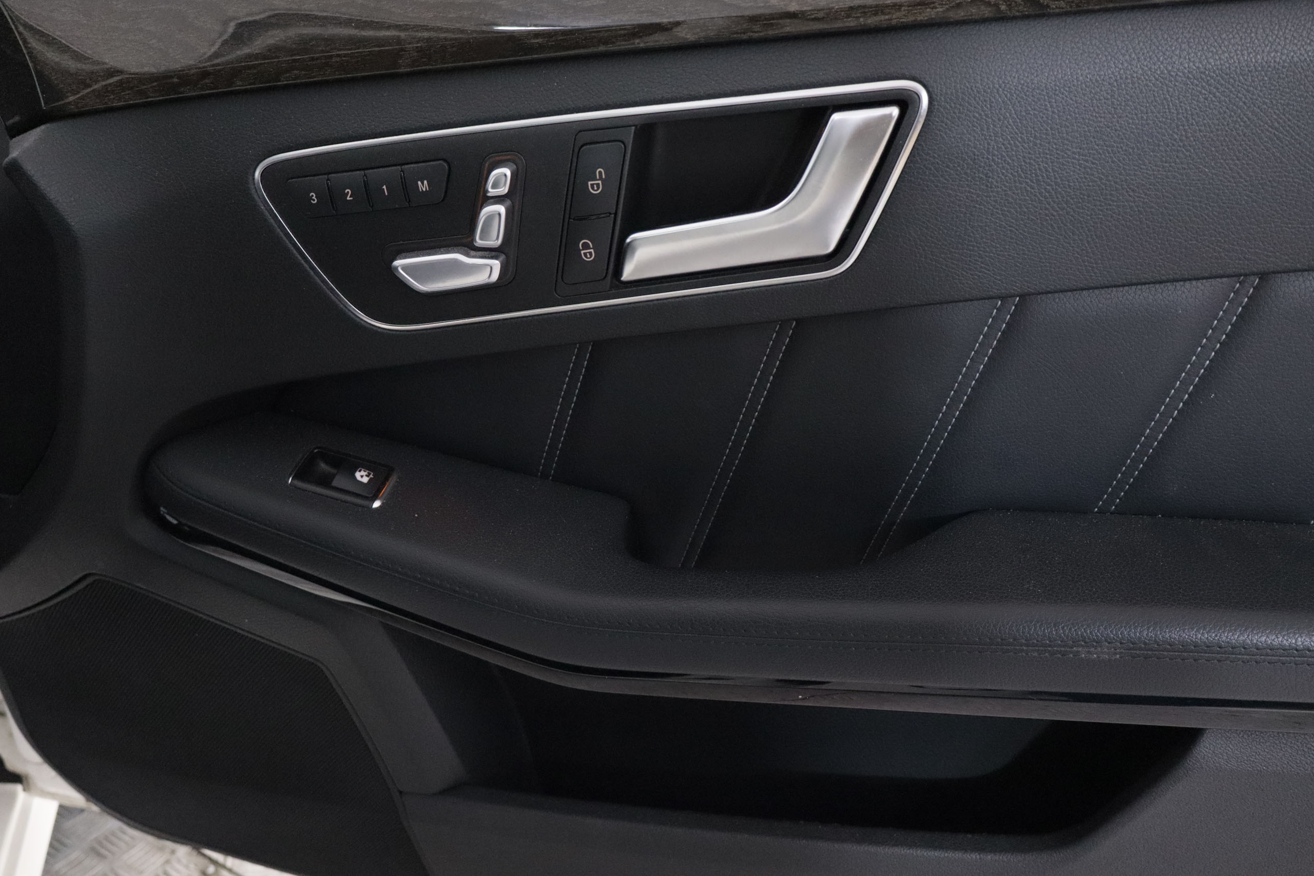 Mercedes-benz E 350 CLASE E 350 CDI AVANTGARDE 258CV AUTO 4P # TECHO PANORAMICO ELE,CUERO,NAVY foto 28