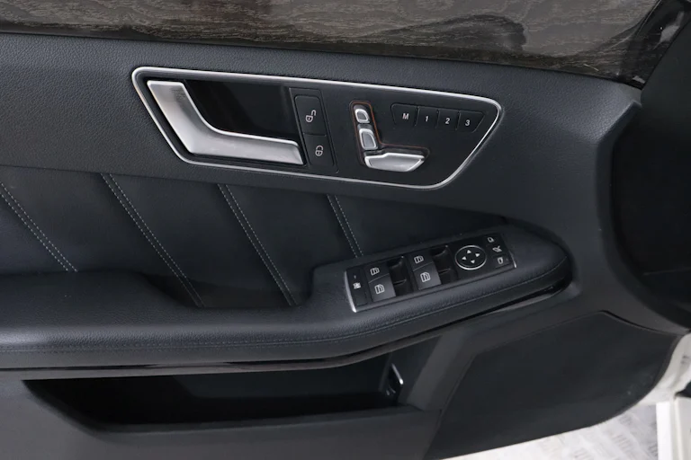 Mercedes-benz E 350 CLASE E 350 CDI AVANTGARDE 258CV AUTO 4P # TECHO PANORAMICO ELE,CUERO,NAVY foto 26