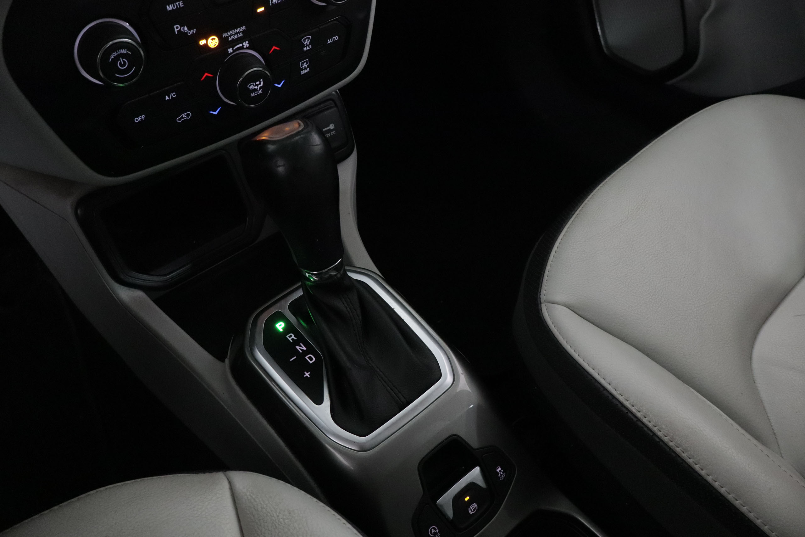 Jeep Renegade 1.6 MJET LIMITED 4X2 DDCT AUTO 120CV 5P # IVA DEDUCIBLE,CUERO,PARKTORNIC foto 17