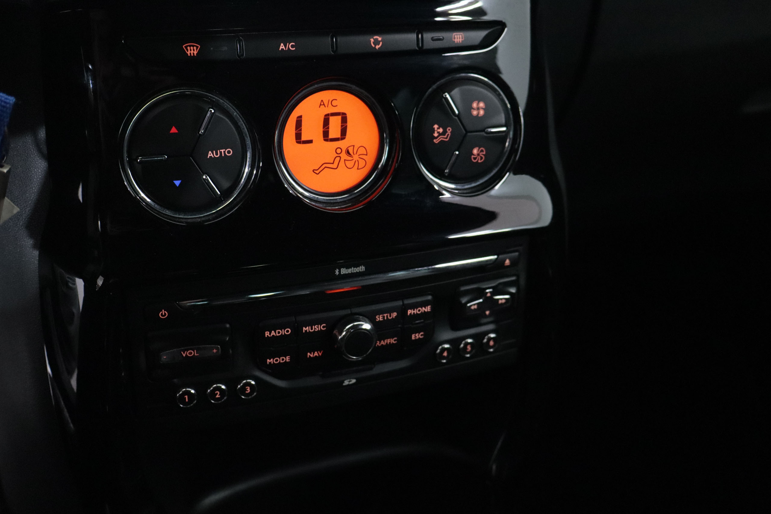 Citroen Ds3 1.6 THP 150CV SPORT CHIC 3P # NAVY,CUERO foto 21