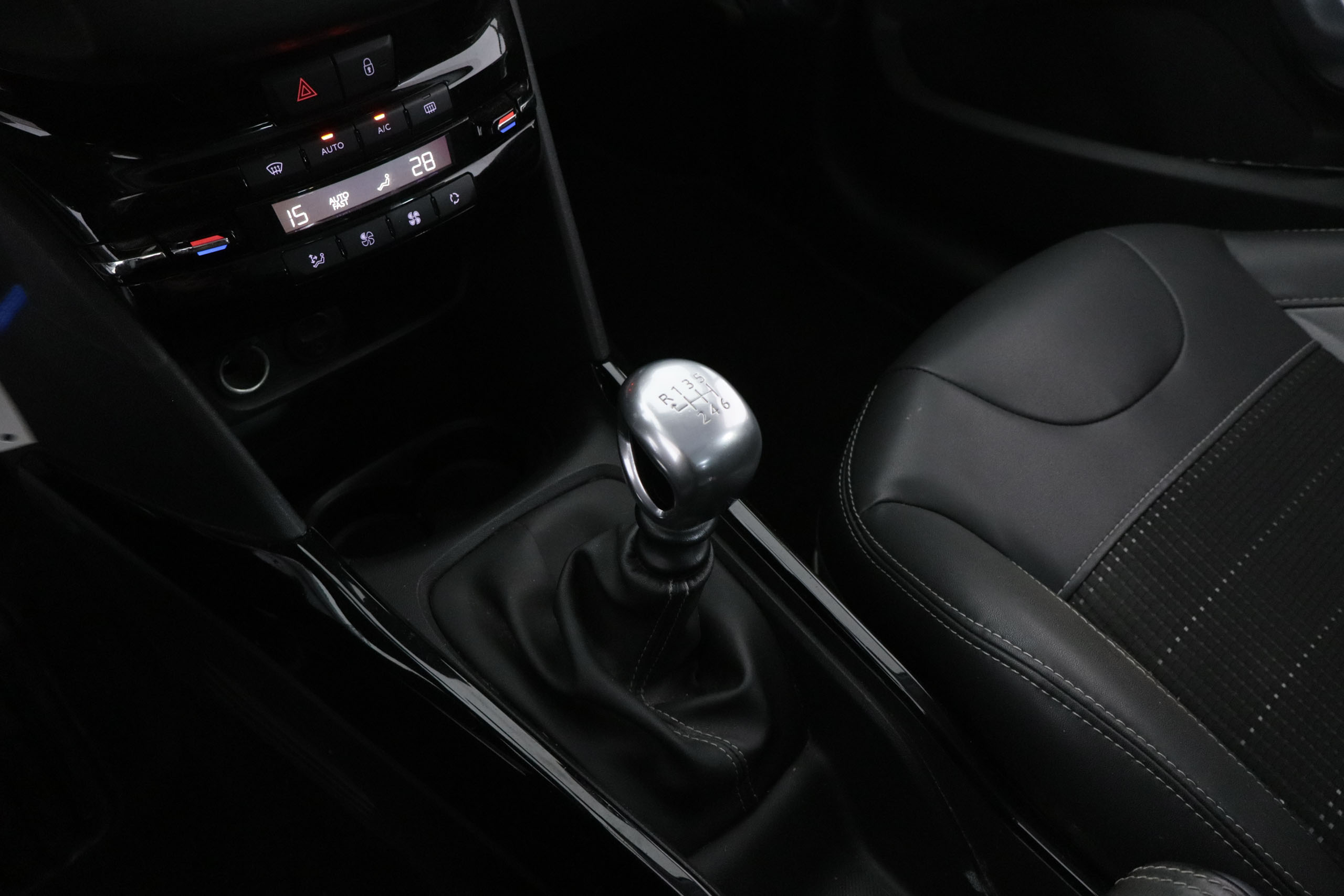 Peugeot 2008 1.2 PURETECH 130CV ALLURE 5P # NAVY,PARKTRONIC foto 19