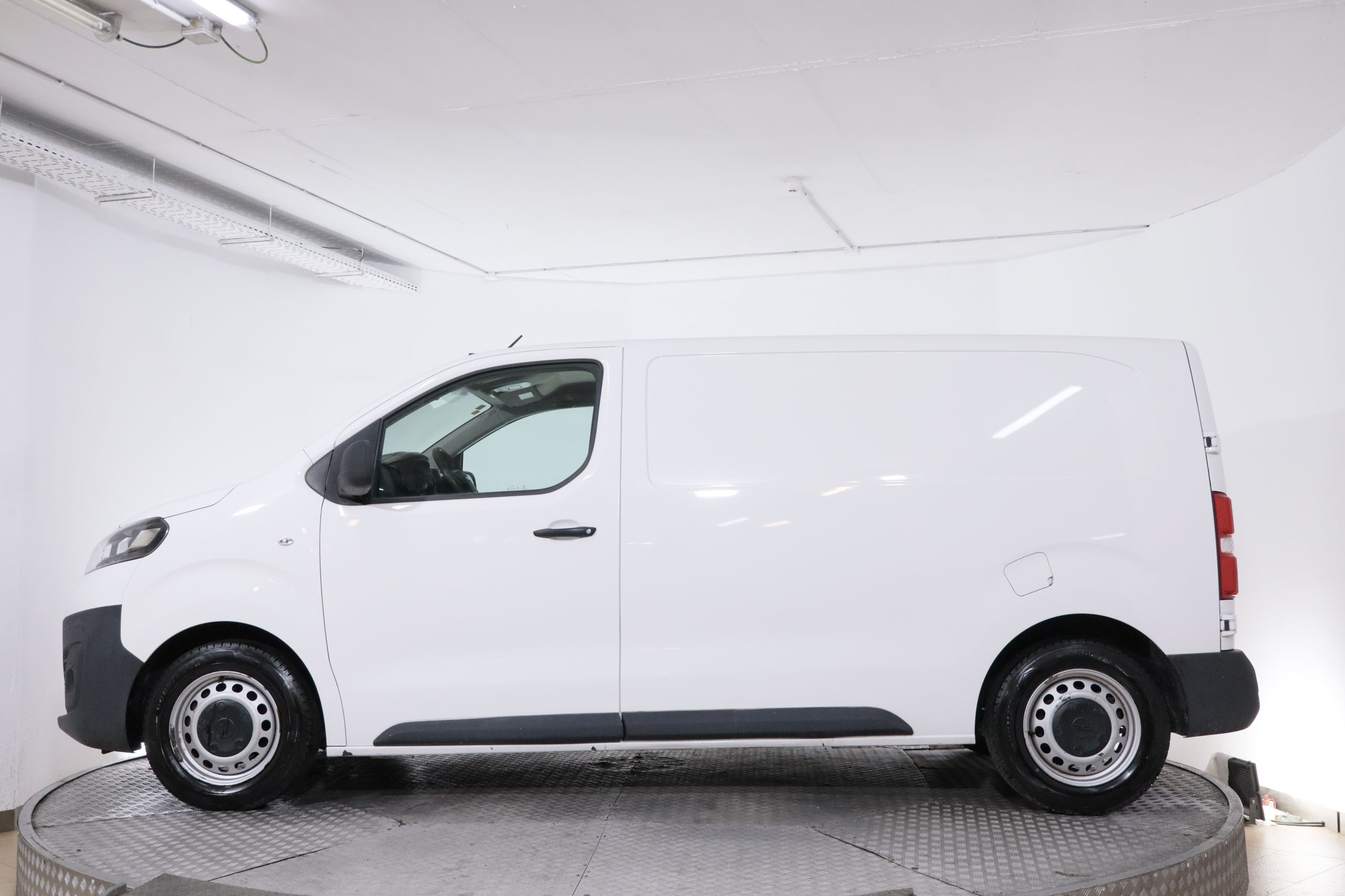 Opel Vivaro VIVARO FURGO CARGA 2.0 DIESEL L2 120CV 3P # IVA DEDUCIBLE,PARKTRONIC foto 5