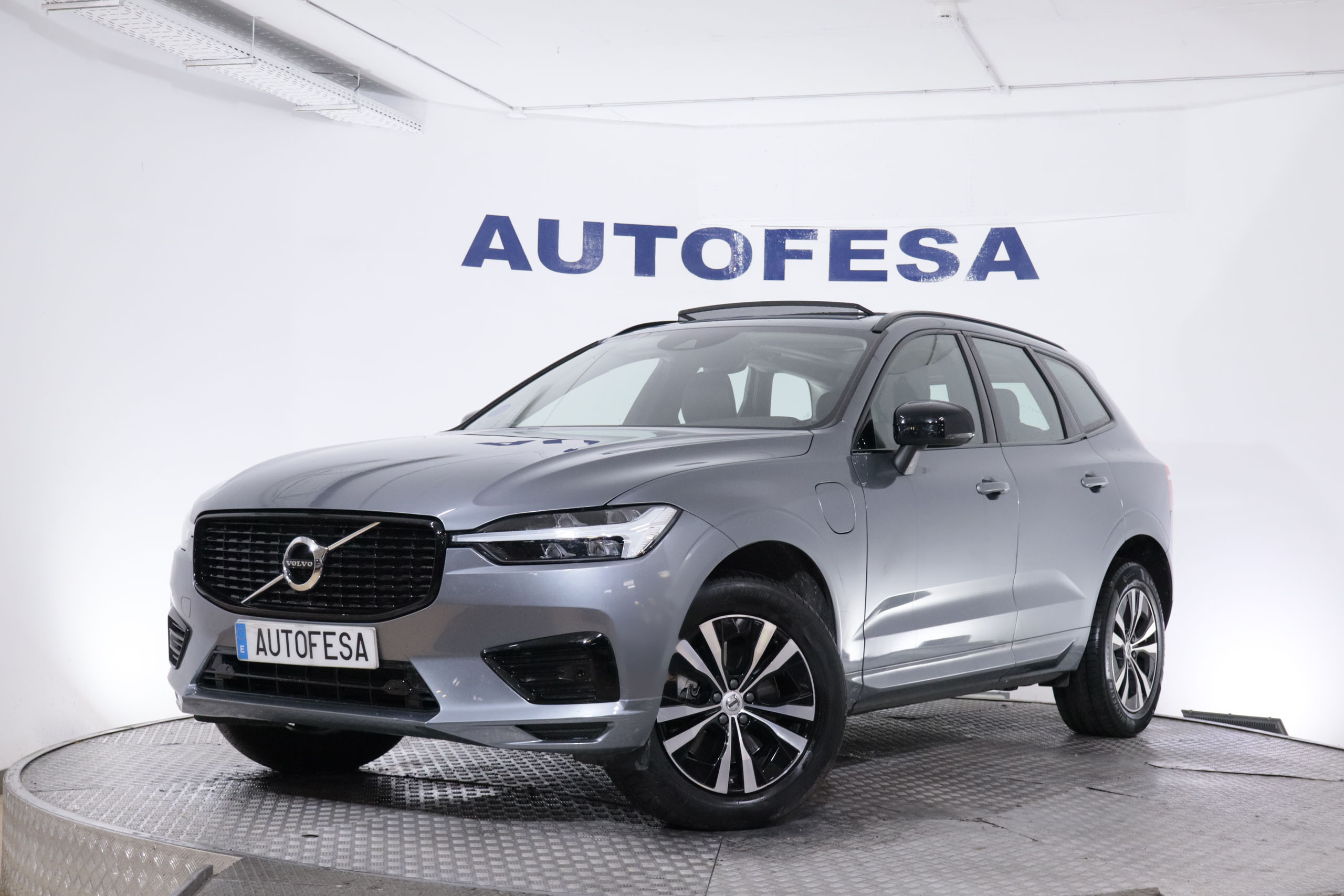 Volvo Xc 60 2.0 T6 AWD RECHARGE R-DESIGN EXP AUTO 390CV 5P # IVA DEDUCIBLE,TECHO PANORAMICO ELE,NAVY foto 1