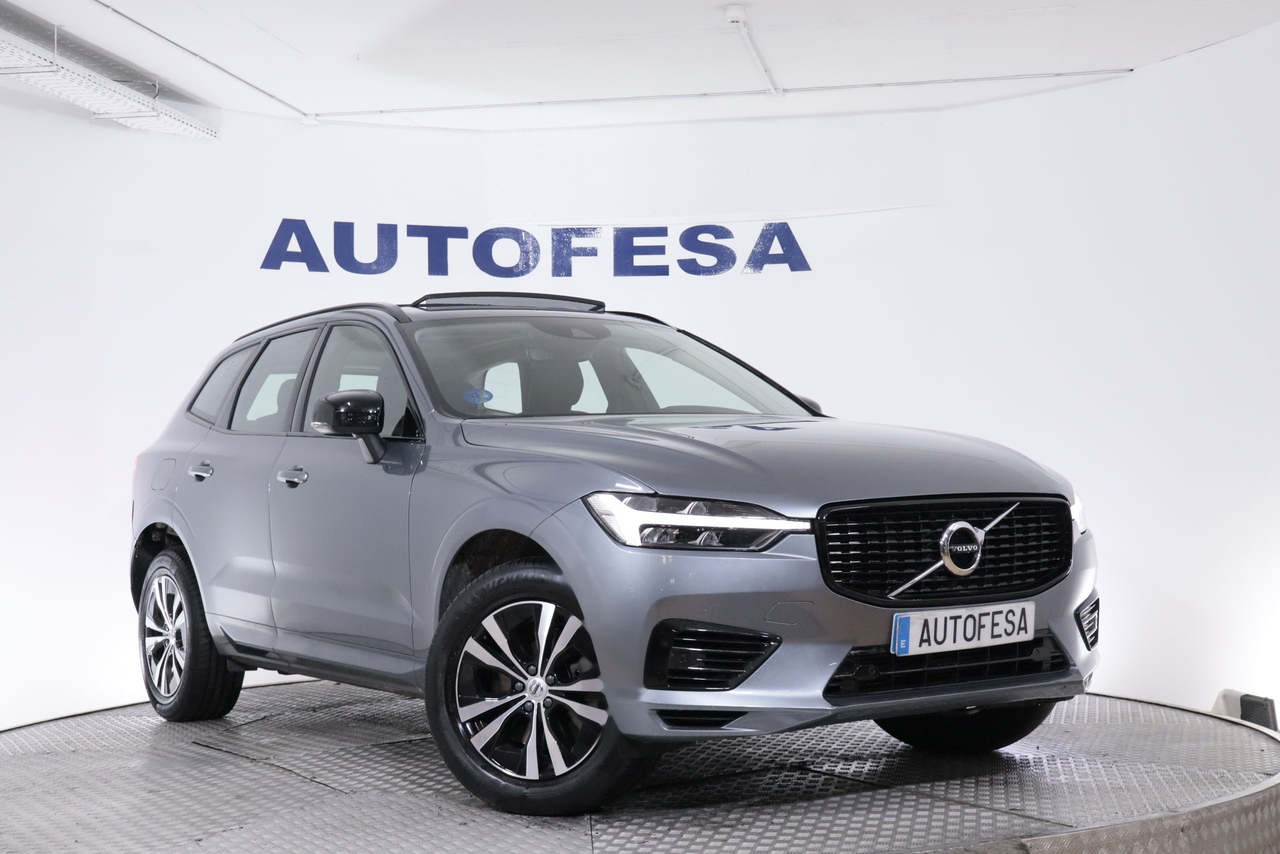 Volvo Xc 60 2.0 T6 AWD RECHARGE R-DESIGN EXP AUTO 390CV 5P # IVA DEDUCIBLE,TECHO PANORAMICO ELE,NAVY foto 3