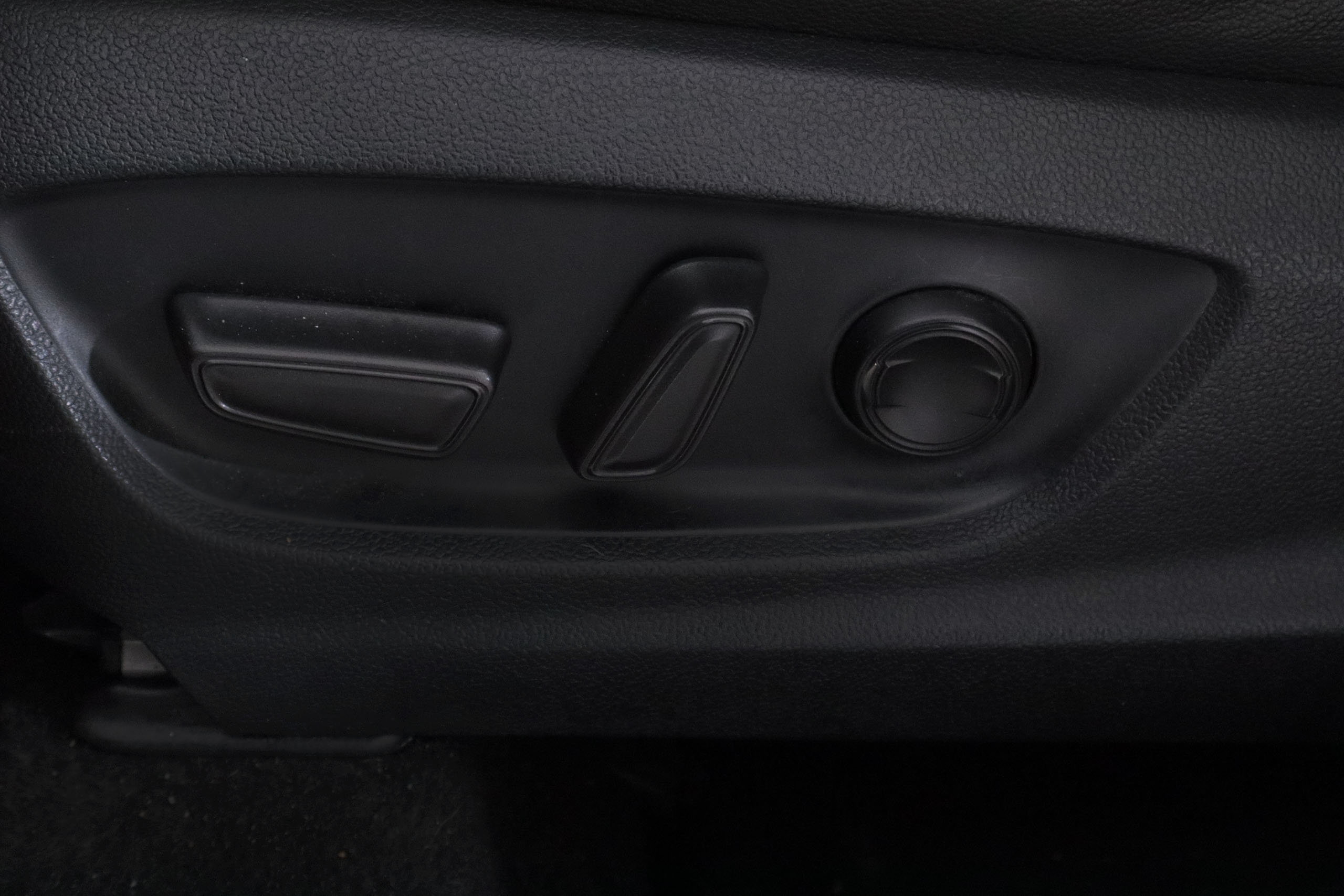 Toyota C-hr 2.0 HYBRID AUTO KAJI EDITION 180CV 5P # NAVY,CUERO,FAROS LED,CAMARA TRASERA foto 23