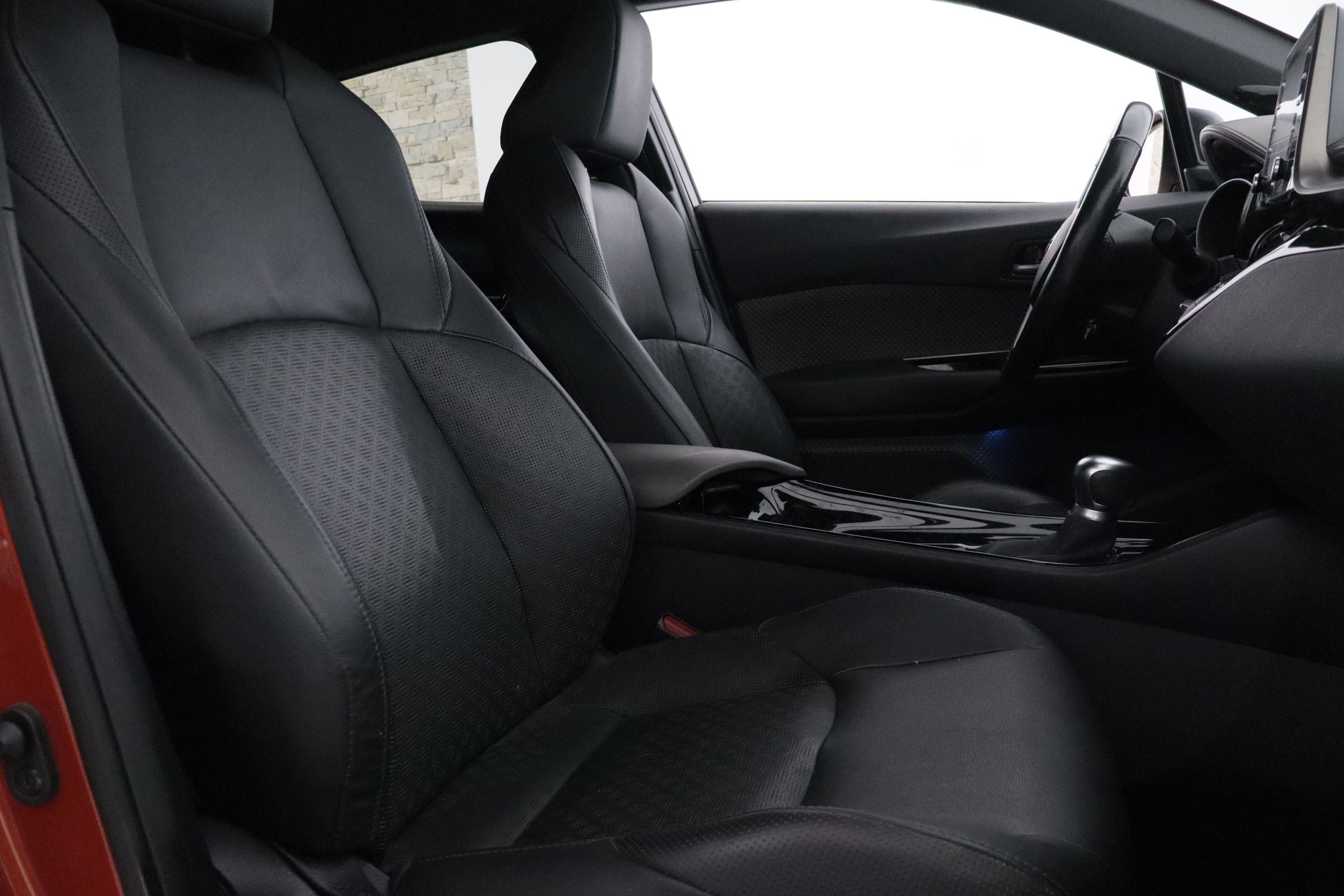 Toyota C-hr 2.0 HYBRID AUTO KAJI EDITION 180CV 5P # NAVY,CUERO,FAROS LED,CAMARA TRASERA foto 24