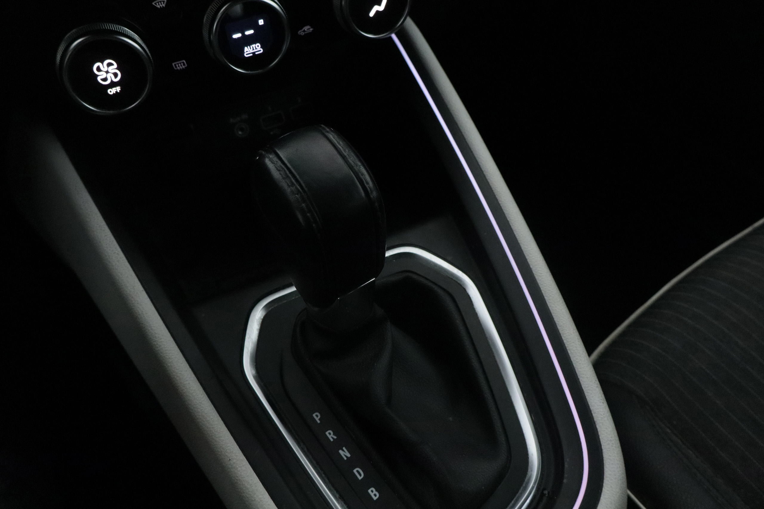 Renault Clio 1.6 E TECH AUTO INTENS 140CV 5P # NAVY, PARKTRONIC foto 22