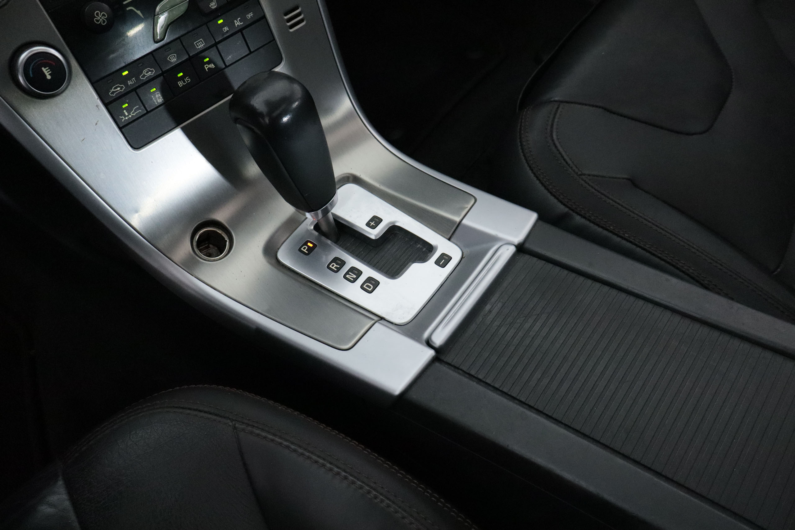 Volvo Xc 60 2.4 D AUTO SUMMUM 175CV 5P # CUERO, TECHO ELECT, NAVY,PARKTRONIC foto 20