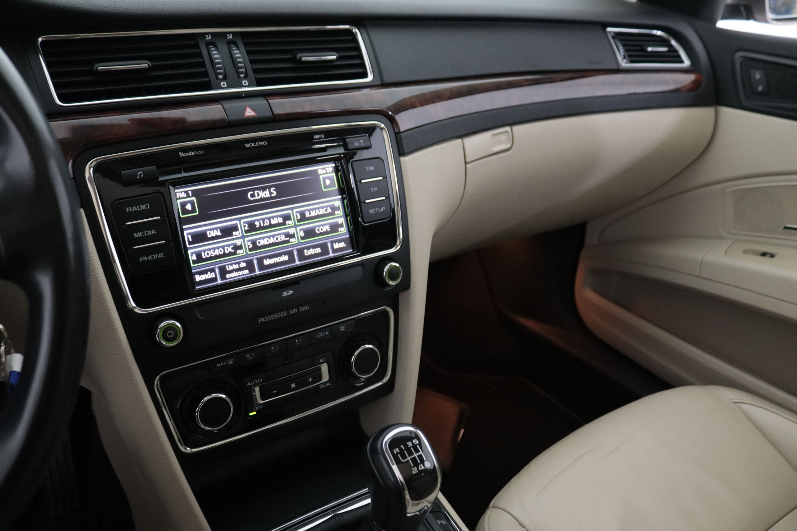 Skoda Superb 1.8 TSI 160CV 5P #CUERO, TECHO ELEC PANORAMICO, PARKTRONIC foto 17