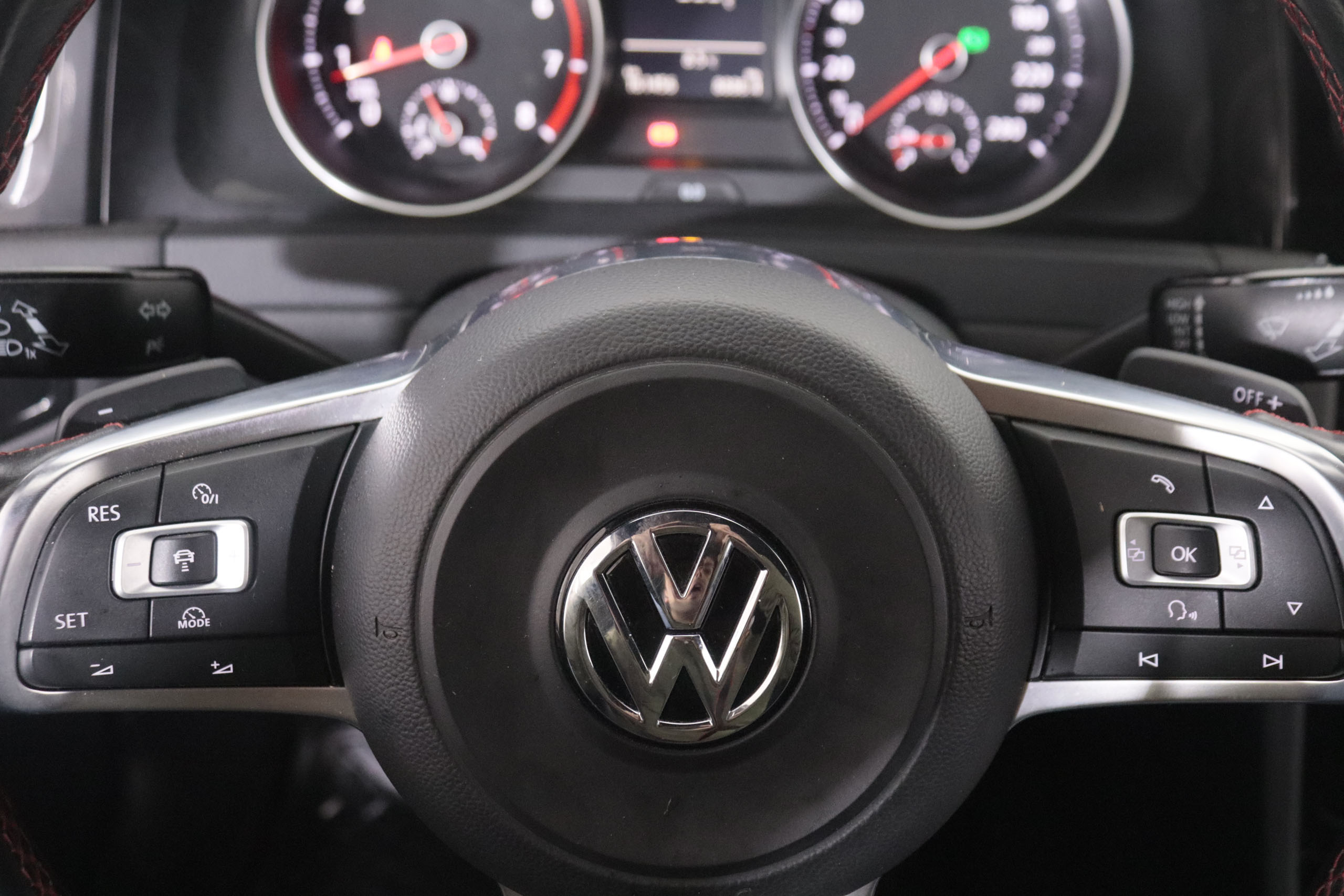 Volkswagen Golf 2.0 TSI DSG GTI 220CV 3P # CUERO, NAVY, PARKTRONIC foto 18