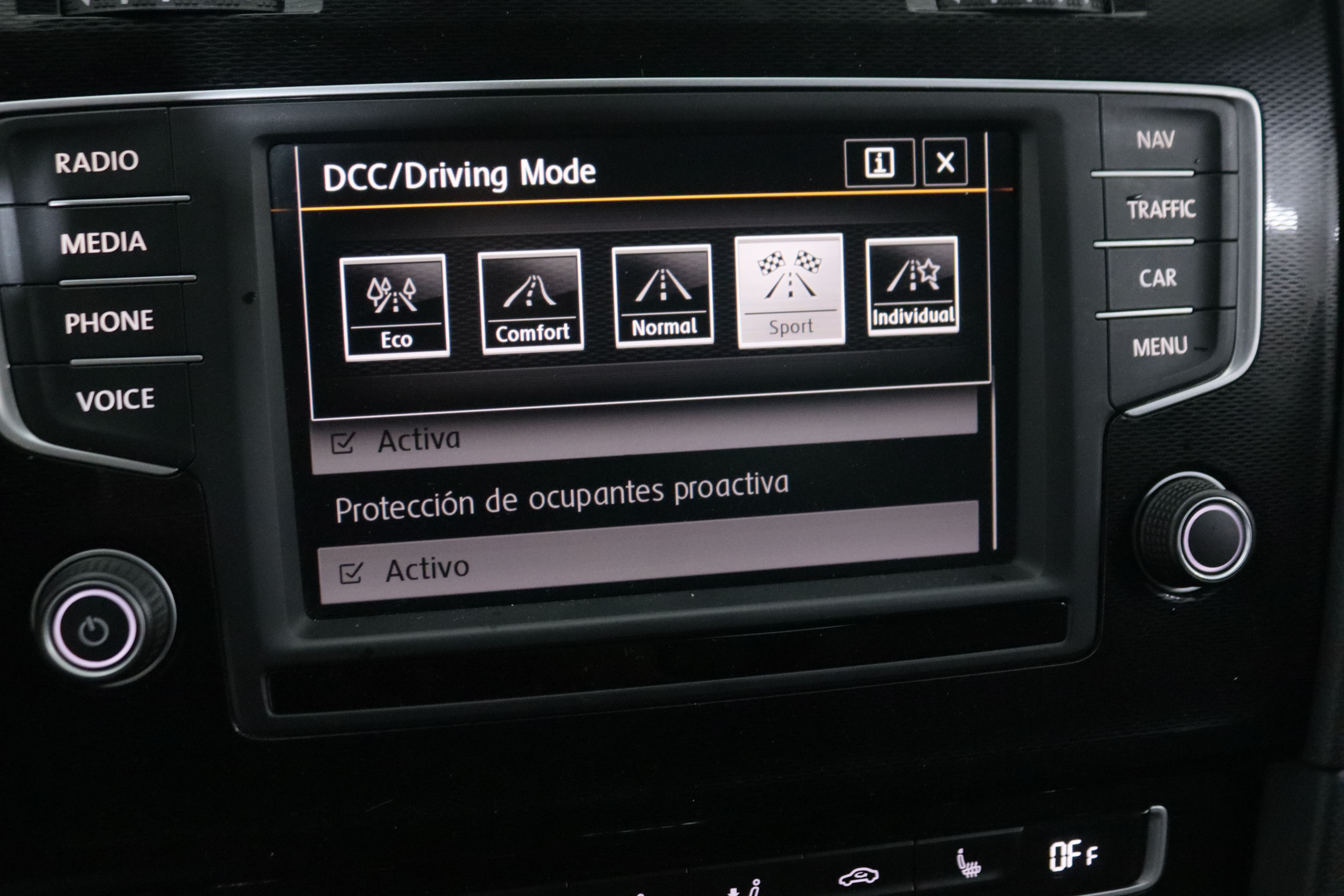 Volkswagen Golf 2.0 TSI DSG GTI 220CV 3P # CUERO, NAVY, PARKTRONIC foto 22