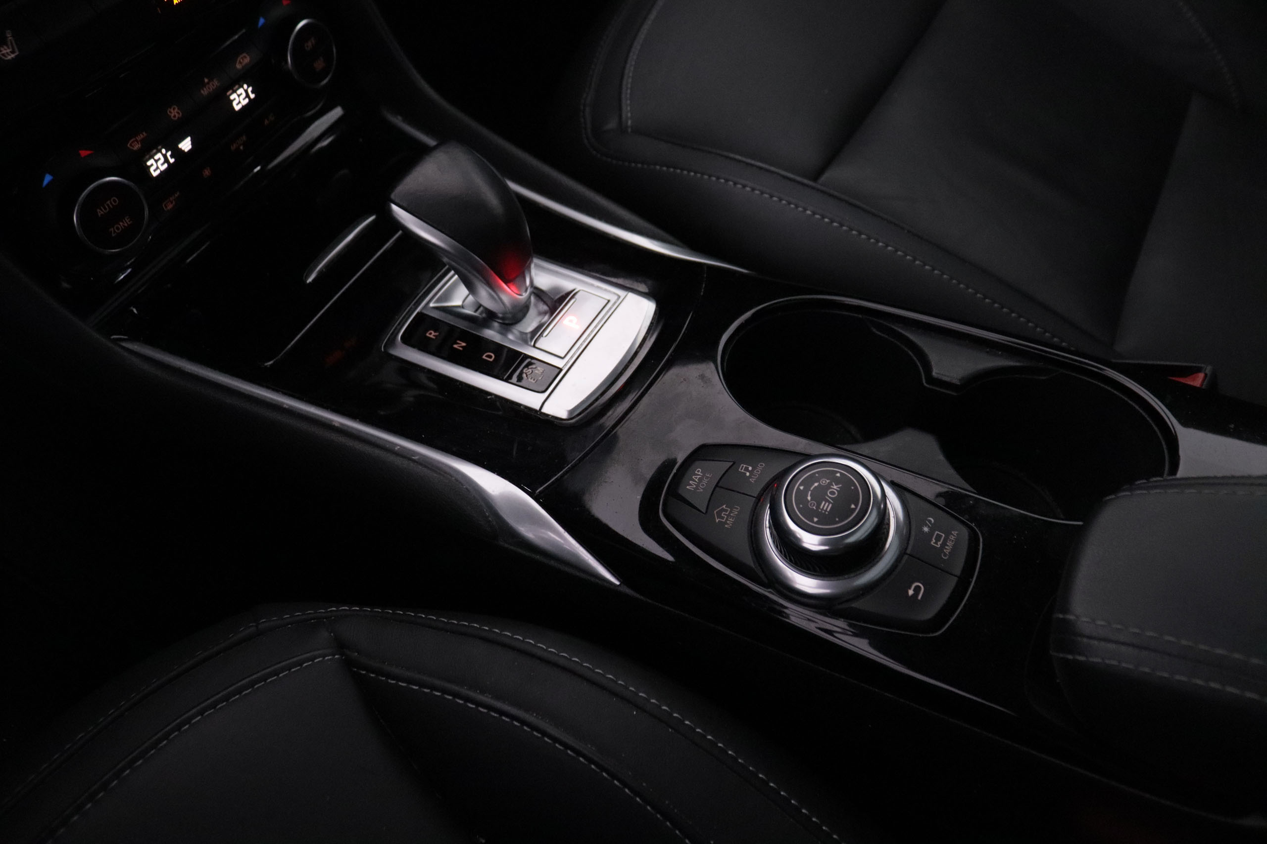 Infiniti Qx30 2.0T PREMIUM TECH AWD AUTO 211CV 5P # CUERO, TECHO PANORAMICO, NAVY foto 23