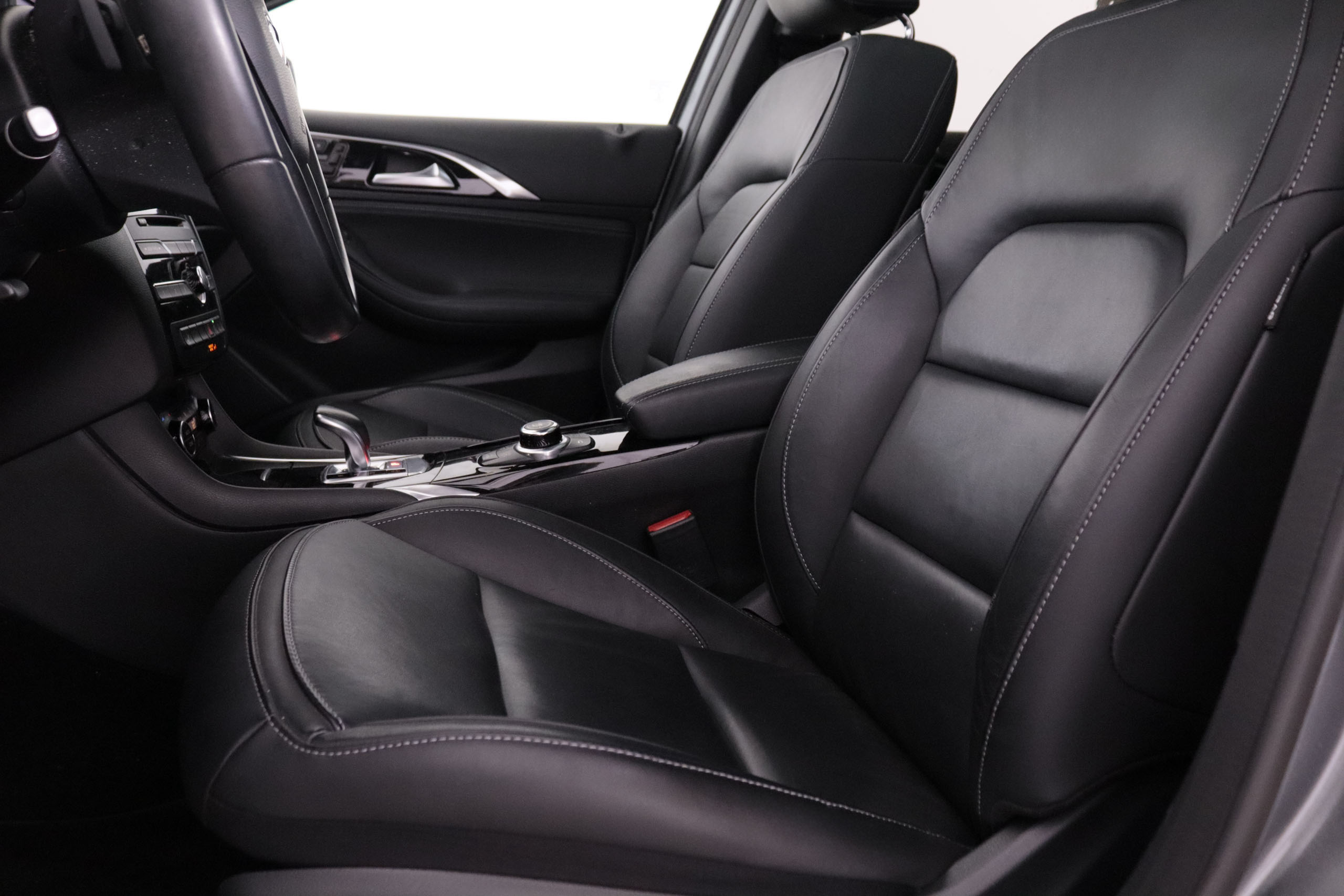 Infiniti Qx30 2.0T PREMIUM TECH AWD AUTO 211CV 5P # CUERO, TECHO PANORAMICO, NAVY foto 24