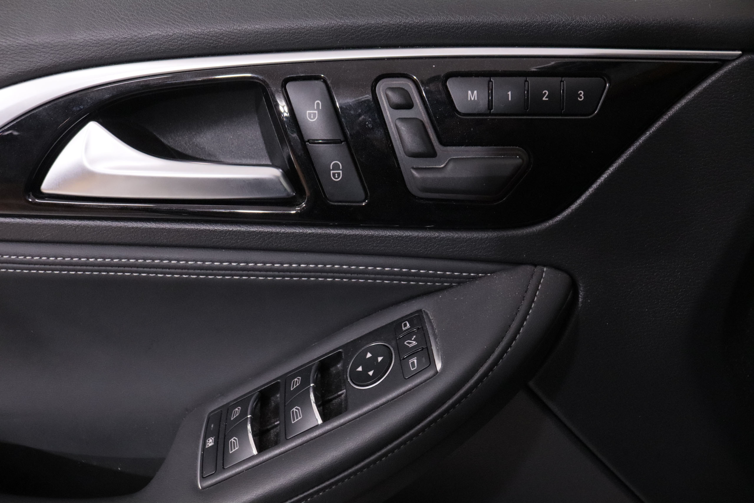 Infiniti Qx30 2.0T PREMIUM TECH AWD AUTO 211CV 5P # CUERO, TECHO PANORAMICO, NAVY foto 25