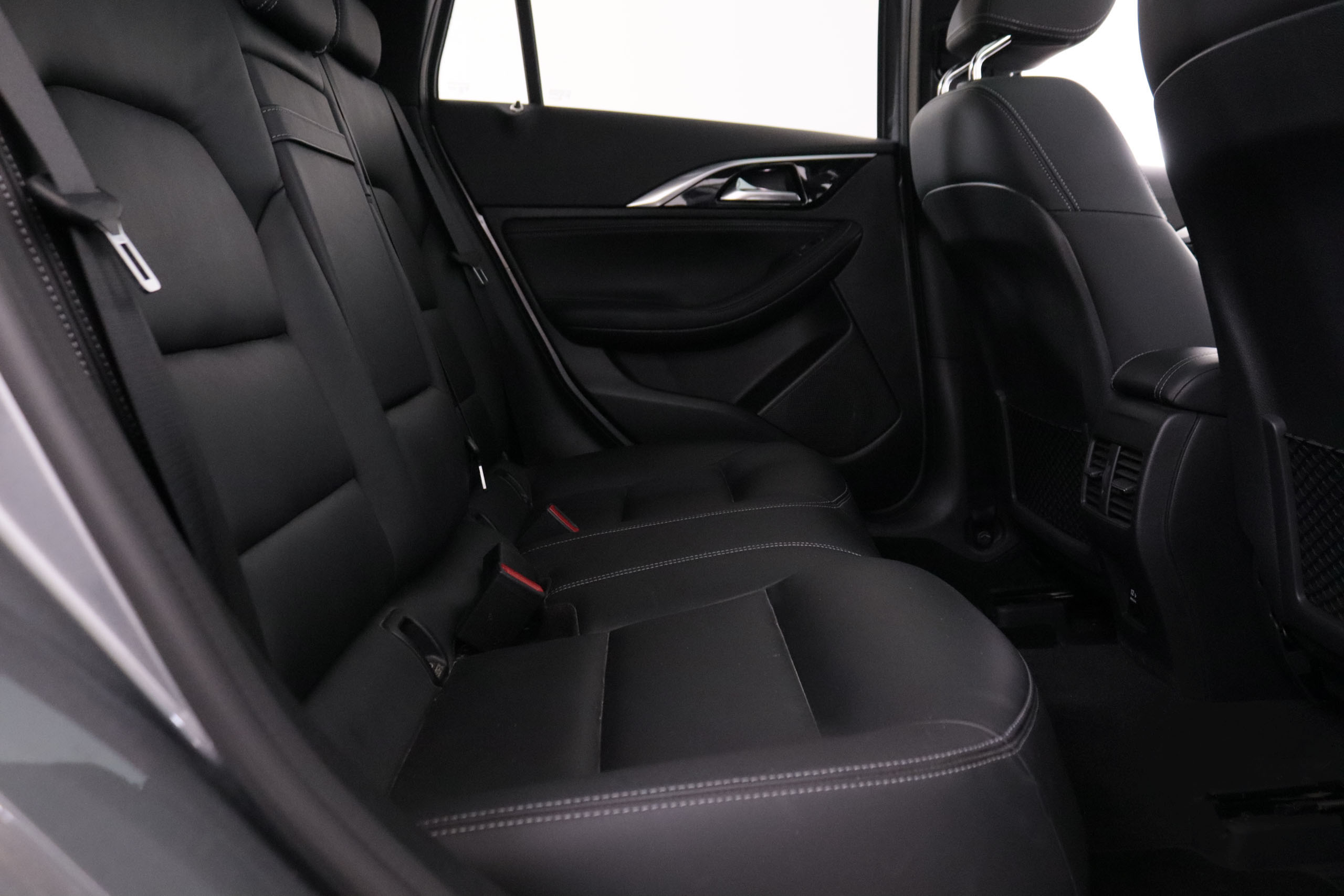 Infiniti Qx30 2.0T PREMIUM TECH AWD AUTO 211CV 5P # CUERO, TECHO PANORAMICO, NAVY foto 28