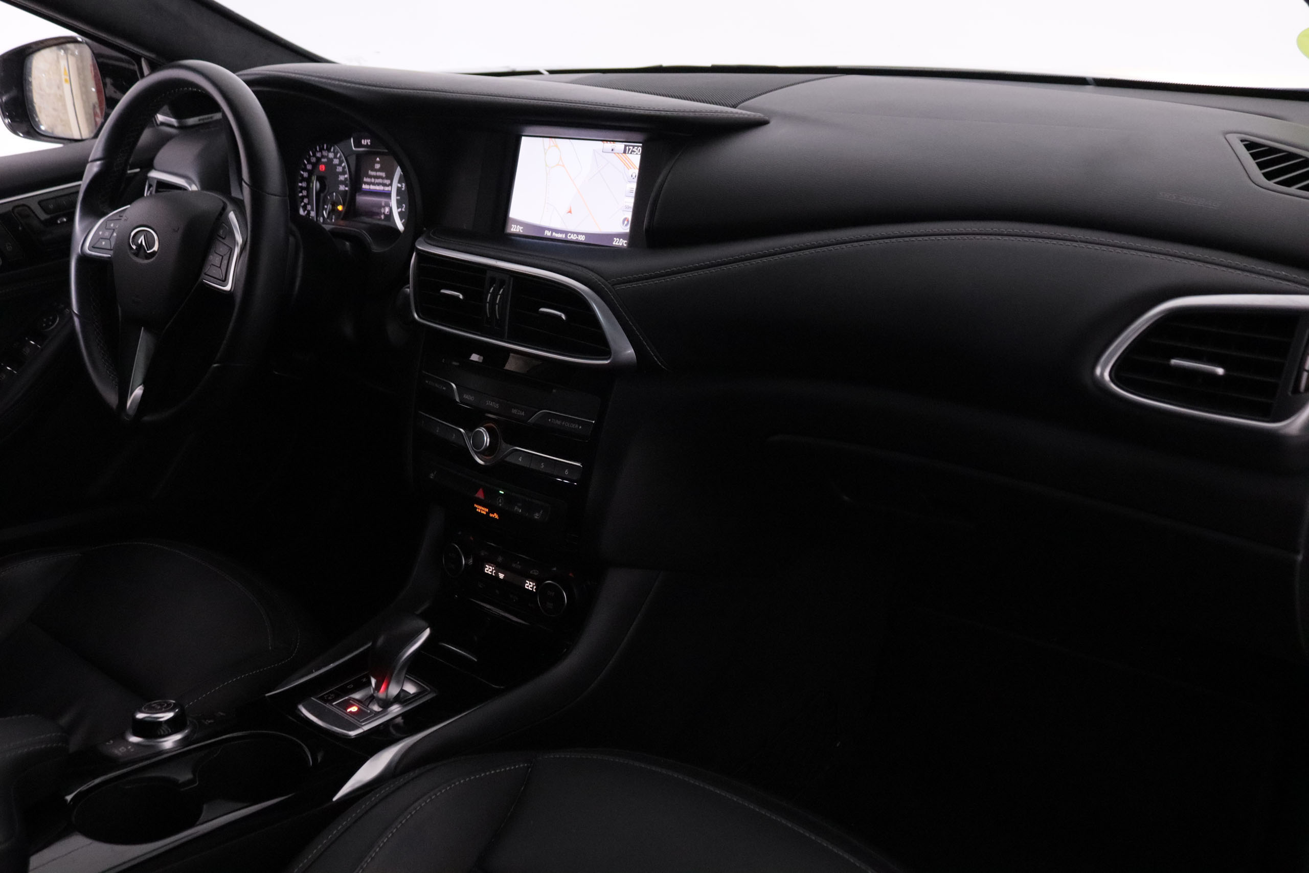 Infiniti Qx30 2.0T PREMIUM TECH AWD AUTO 211CV 5P # CUERO, TECHO PANORAMICO, NAVY foto 17