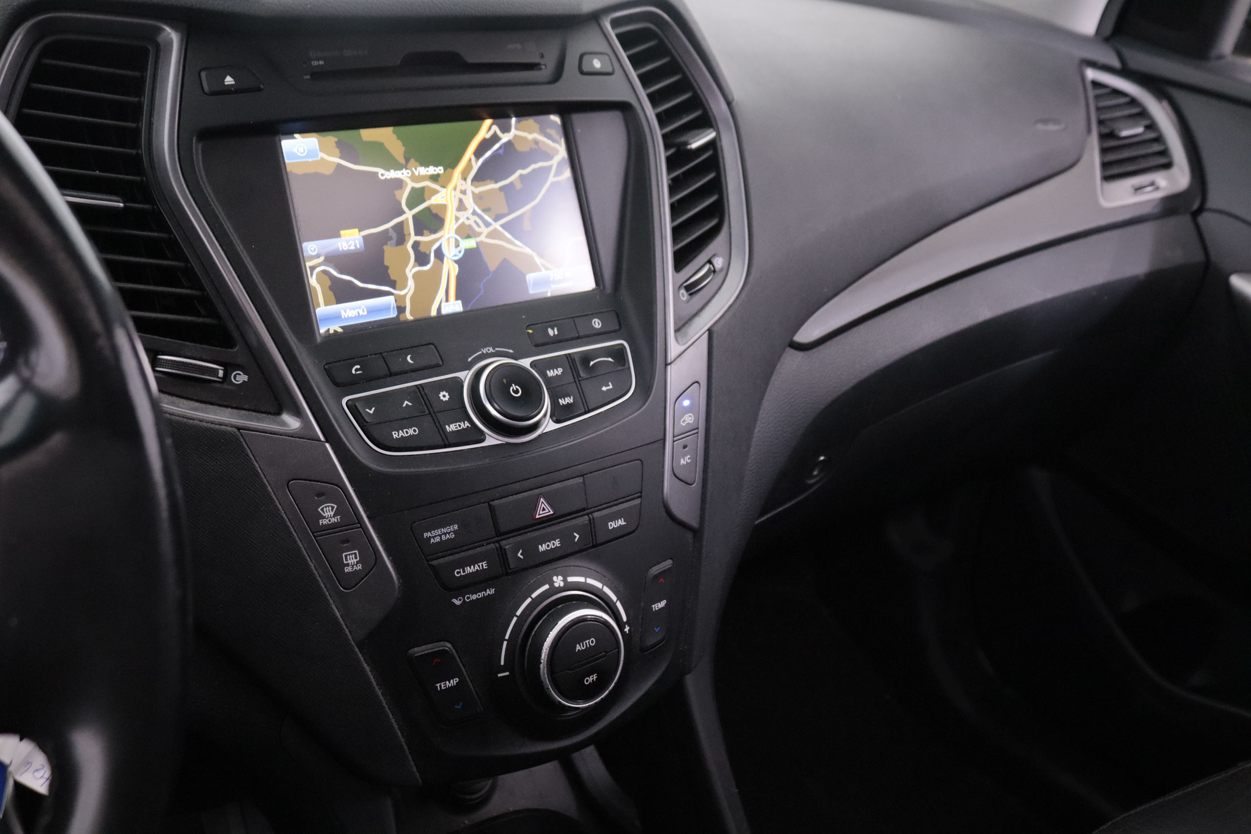 Hyundai Santa Fe 2.2 CRD AWD 197CV 7PLAZAS 5P # CUERO, TECHO ELEC PANORAMICO, NAVY, PARKTRONIC foto 17