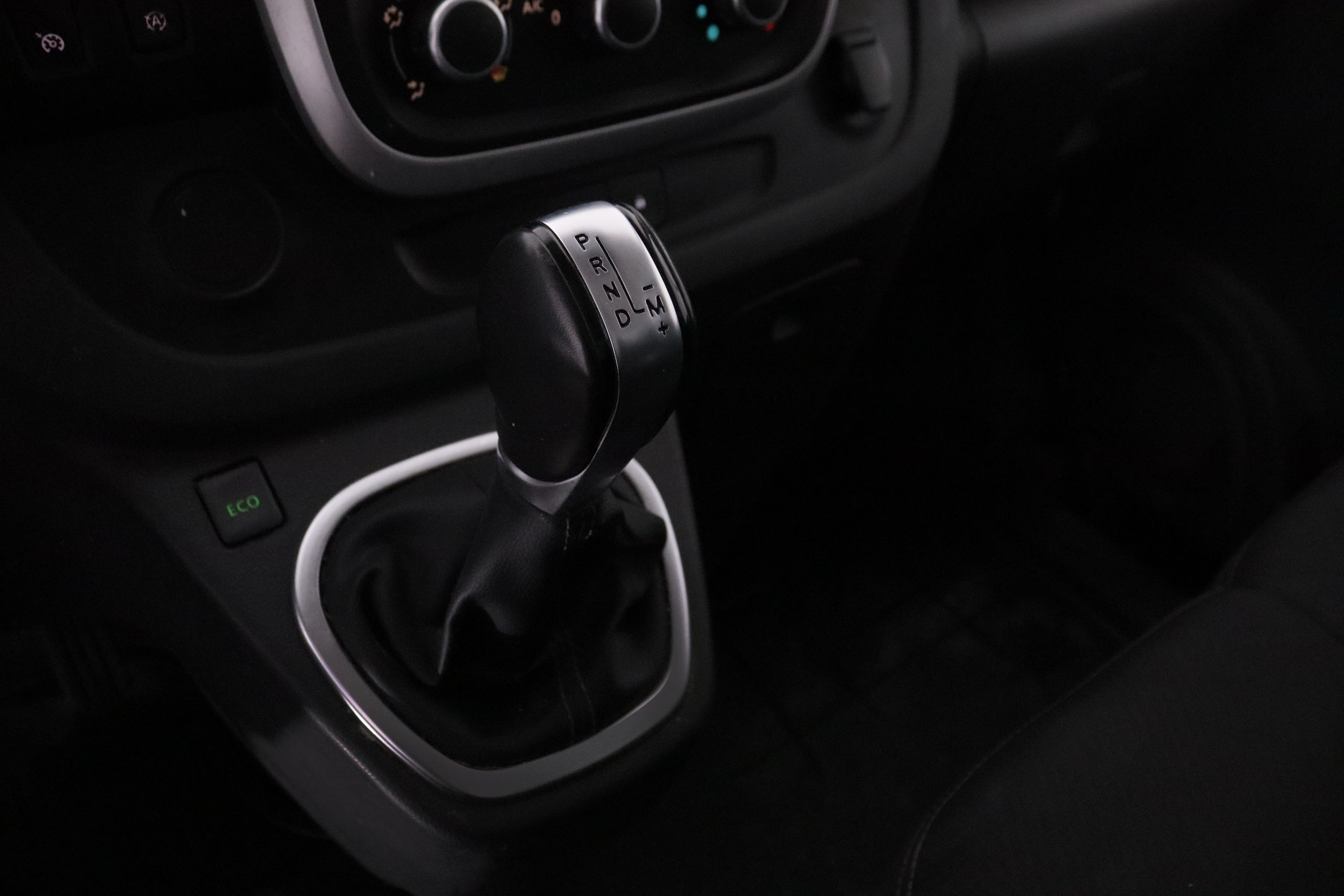 Renault Trafic FURGO L2H1 2.0 DCI GRAND CONFORT AUTO 145CV 3P VENTA SOLO PROFESIONALES #IVA DEDUCIBLE, PARKTRONIC foto 18