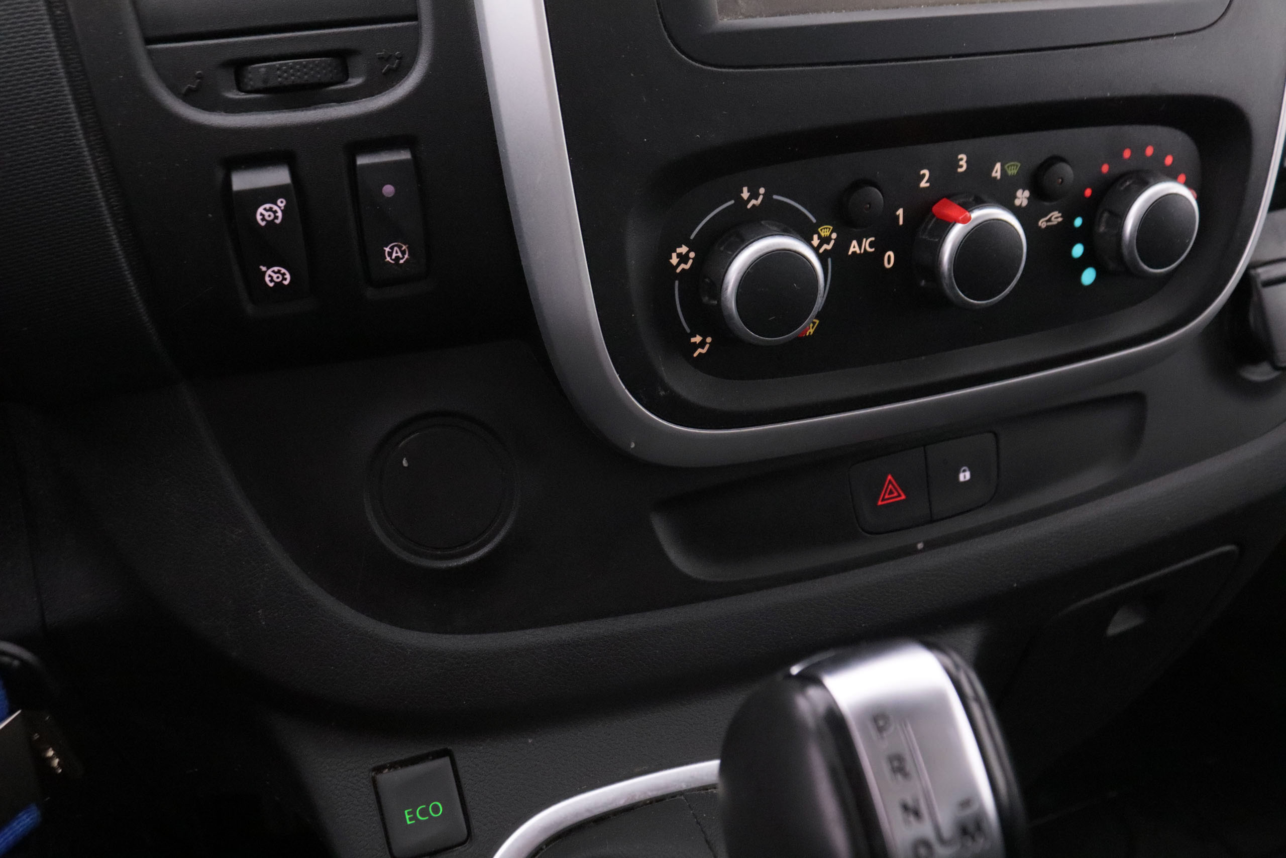 Renault Trafic FURGO L2H1 2.0 DCI GRAND CONFORT AUTO 145CV 3P VENTA SOLO PROFESIONALES #IVA DEDUCIBLE, PARKTRONIC foto 19