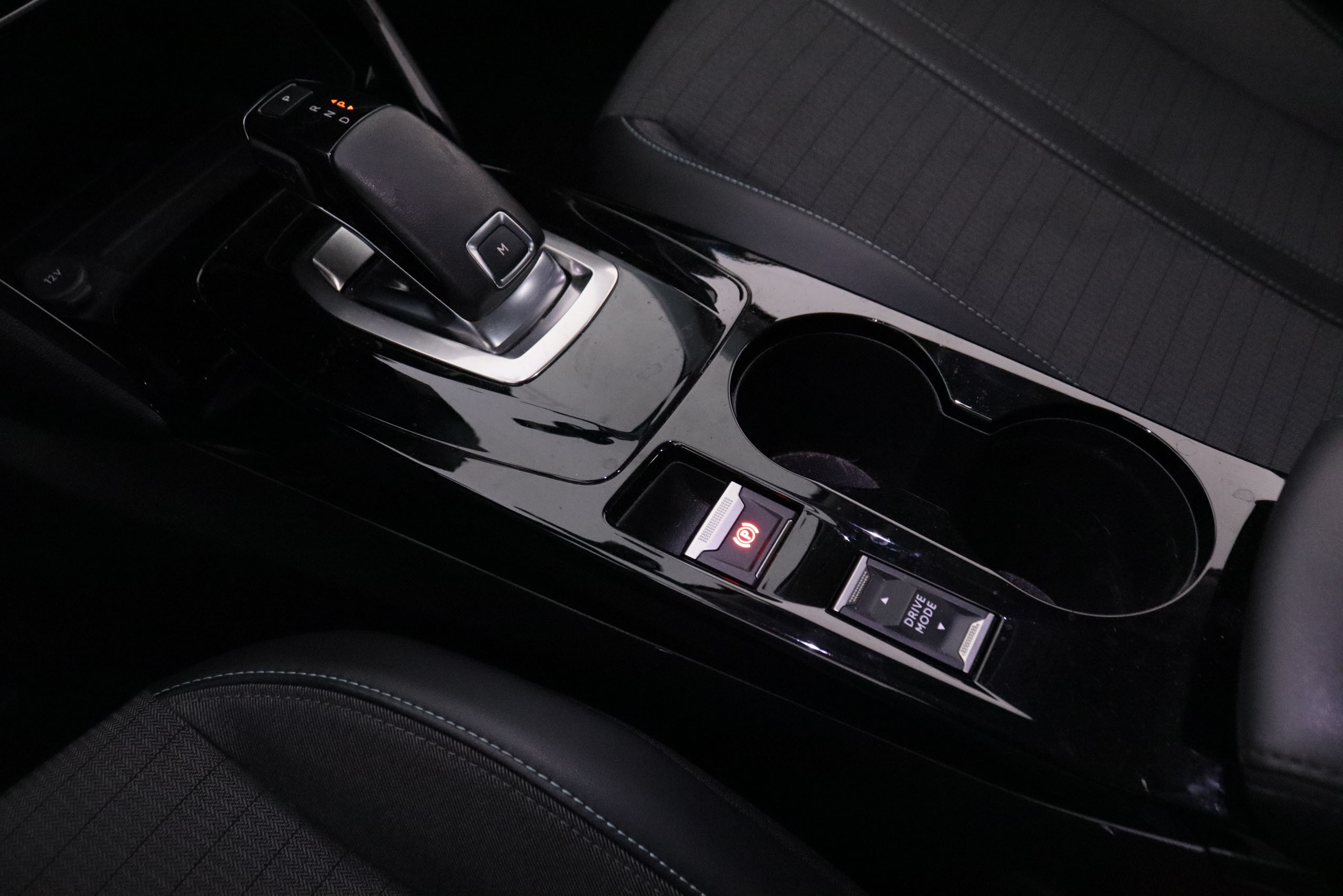 Peugeot 2008 1.2 ALLURE AUTO 130CV 5P #NAVY, PARKTRONIC foto 25