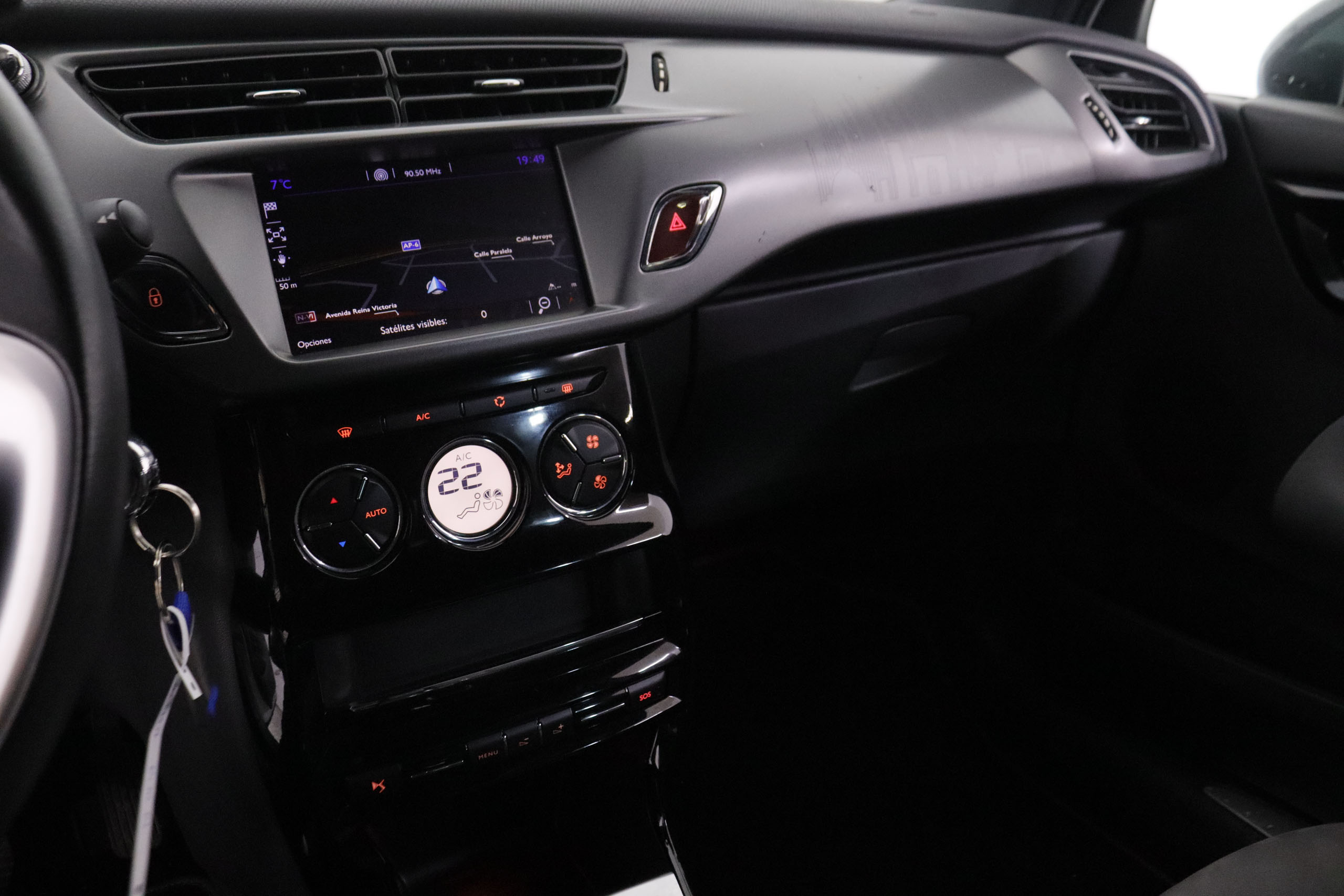 DS DS 3 1.2 PURETECH SO CHIC 110CV 3P # NAVY, PARKTRONIC foto 18