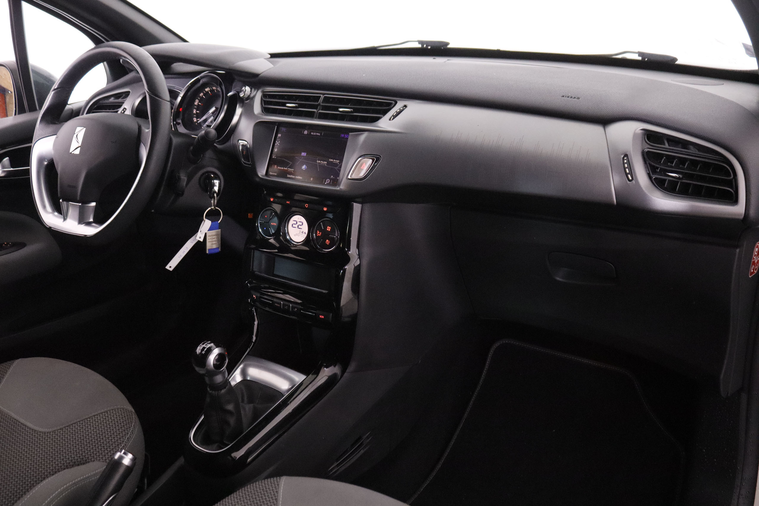 DS DS 3 1.2 PURETECH SO CHIC 110CV 3P # NAVY, PARKTRONIC foto 15