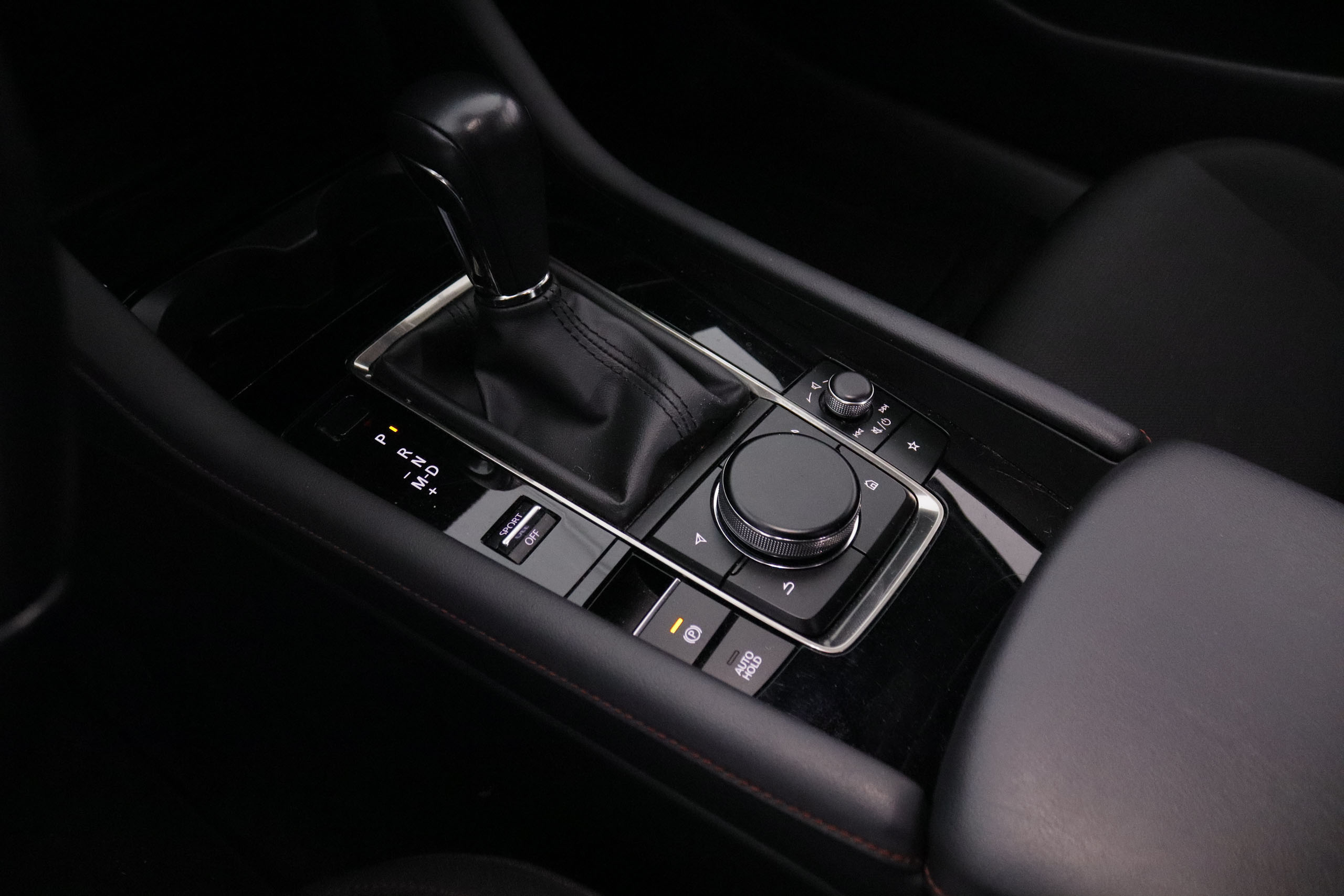 Mazda 3 2.0 E-SKYACTIVE G AUTO 122CV 5P # NAVY, PARKTRONIC foto 28