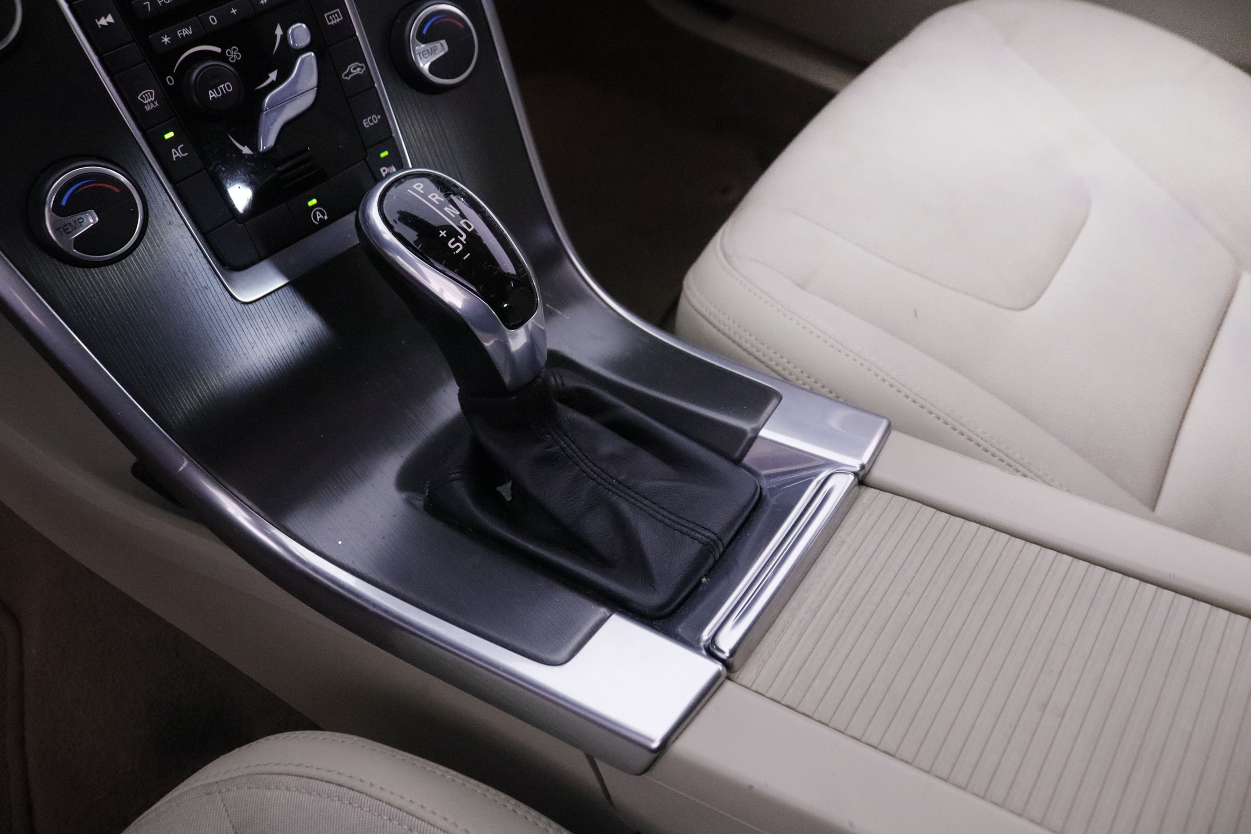 Volvo Xc 60 2.0 D4 MOMENTUM AUTO 4X2 184CV 5P # PARKTRONIC foto 23