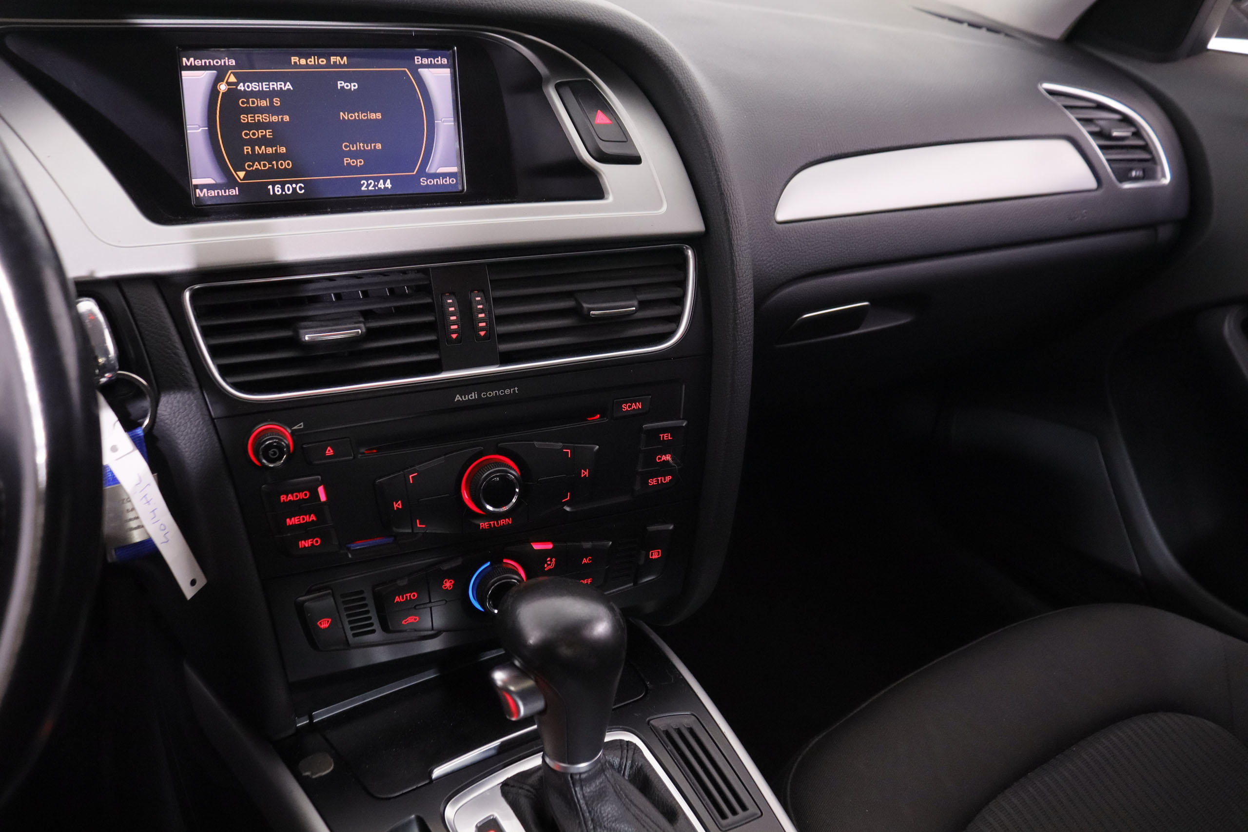 Audi A4 2.0 TDI MULTITRONIC AUTO 143CV 4P # PARKTRONIC foto 18