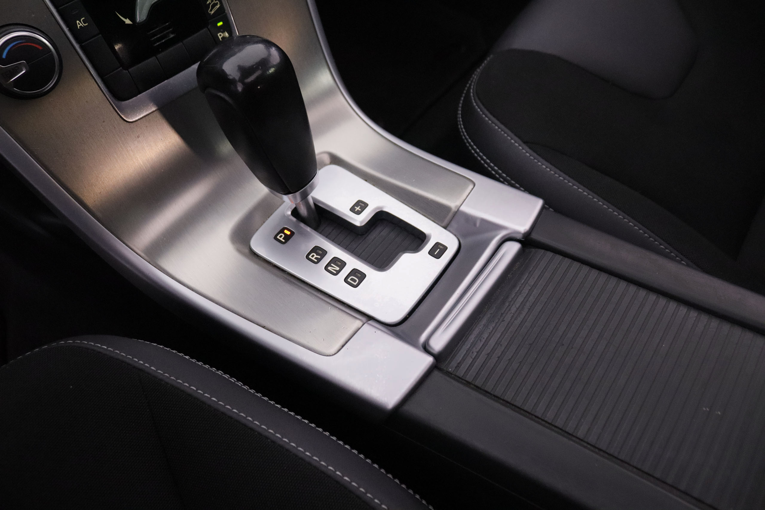 Volvo Xc 60 2.5 MOMENTUM AWD AUTO 205CV 5P # TECHO ELECTRICO, NAVY, PARKTRONIC foto 21