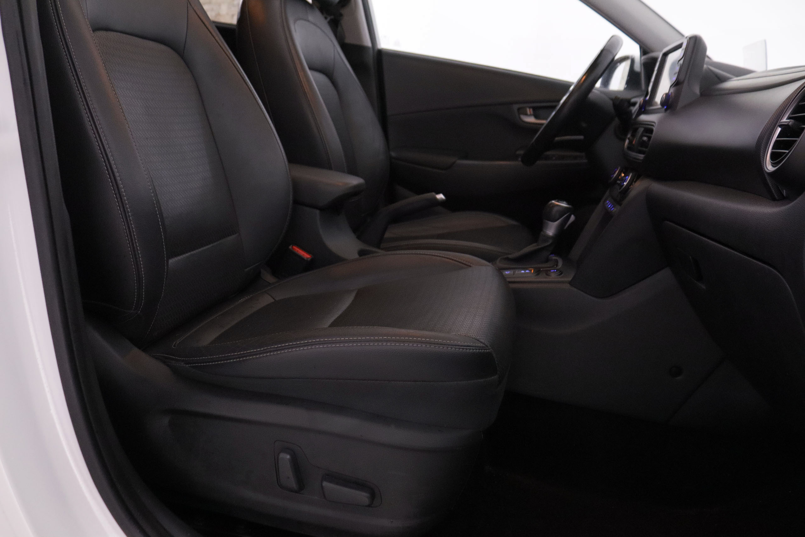 Hyundai Kona 1.6 TGDI STYLE DT 4X4 SKY AUTO 177CV 5P # CUERO, TECHO ELECTRICO, NAVY foto 24