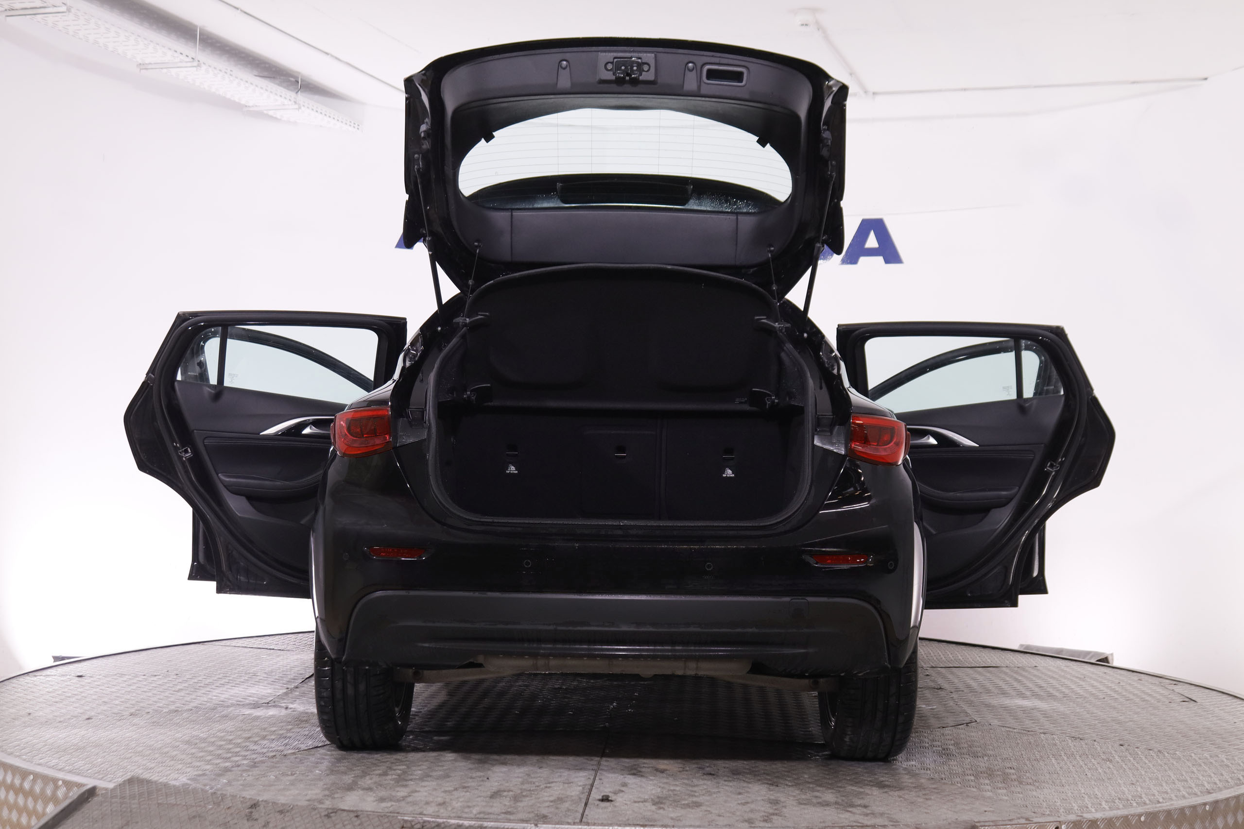 Infiniti Q30 1.5D PREMIUM AUTO 109CV 5P# NAVY, PARKTRONIC foto 10