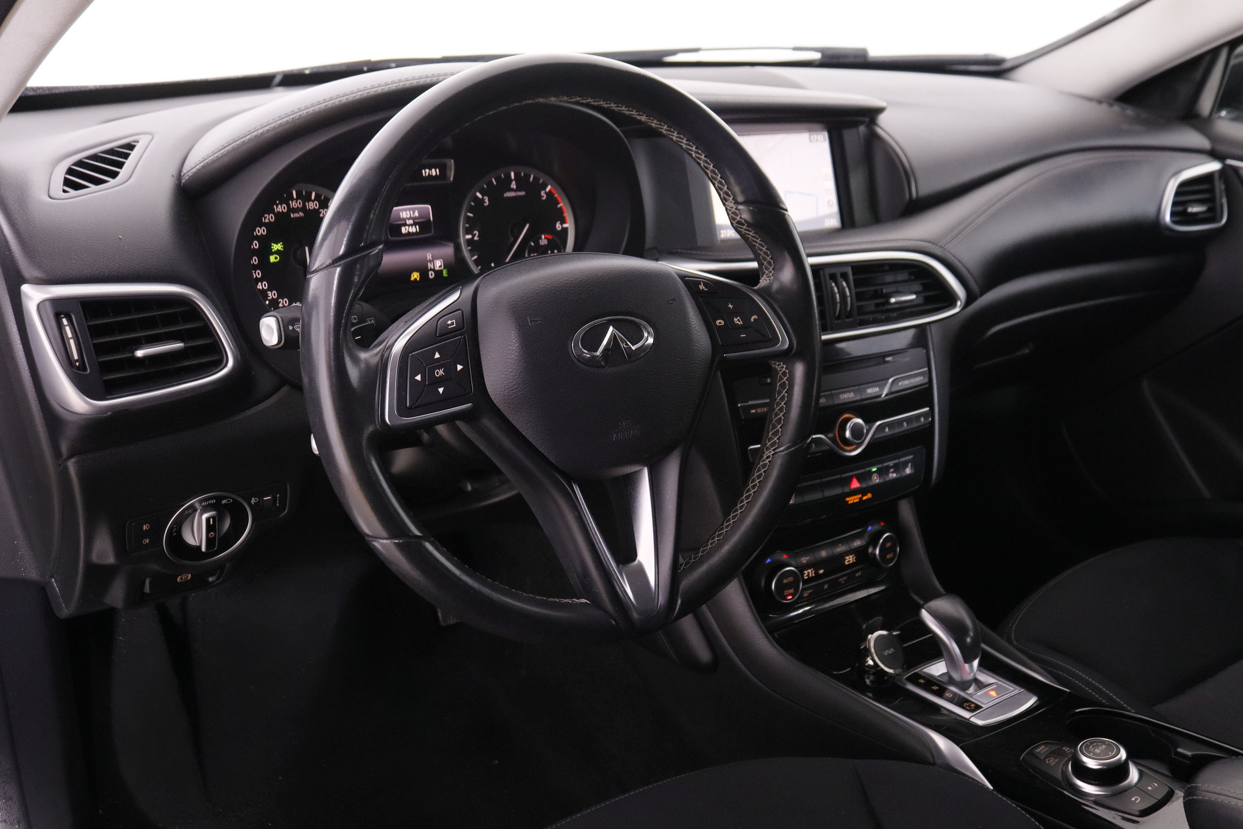 Infiniti Q30 1.5D PREMIUM AUTO 109CV 5P# NAVY, PARKTRONIC foto 14