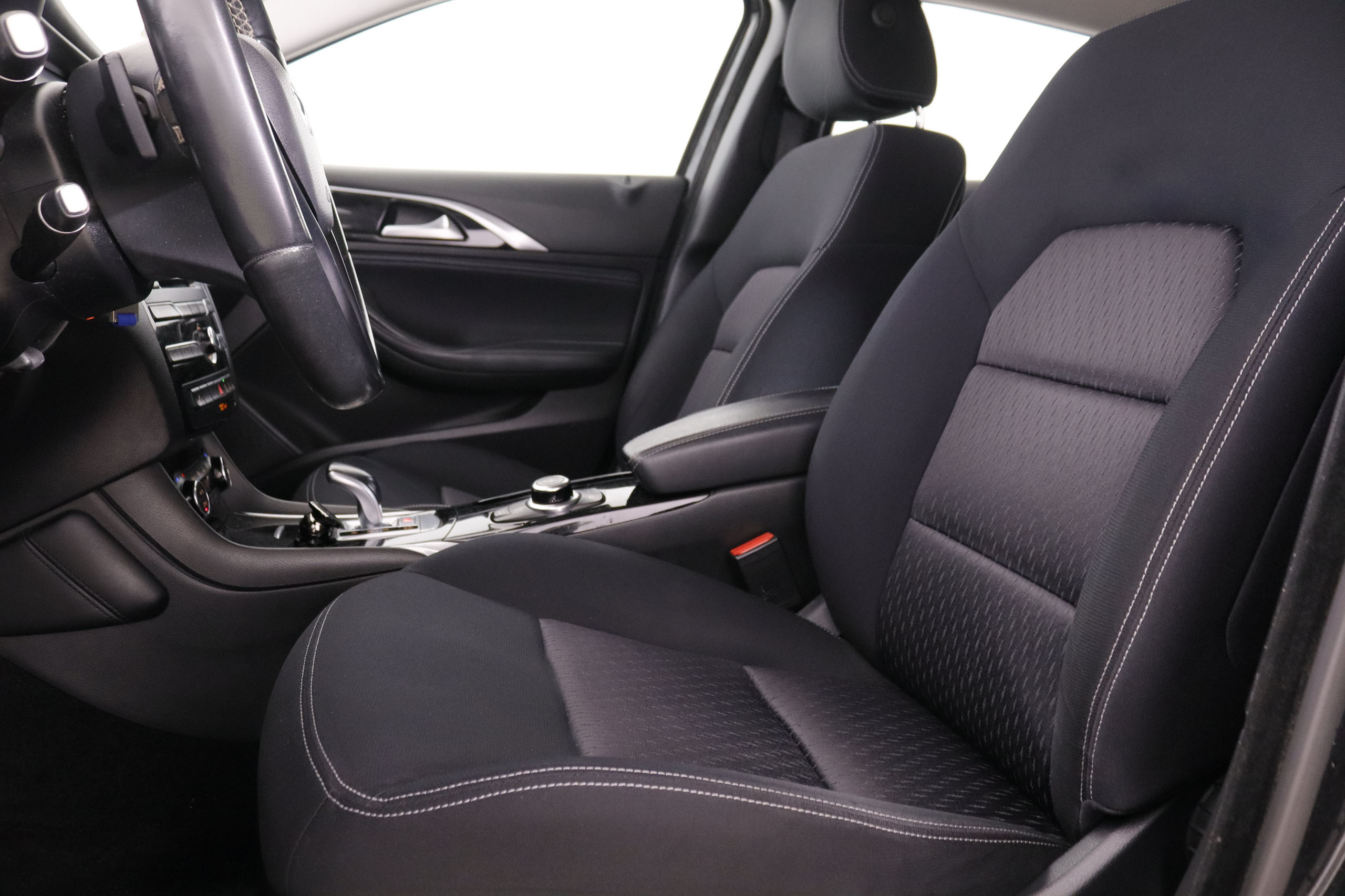 Infiniti Q30 1.5D PREMIUM AUTO 109CV 5P# NAVY, PARKTRONIC foto 23