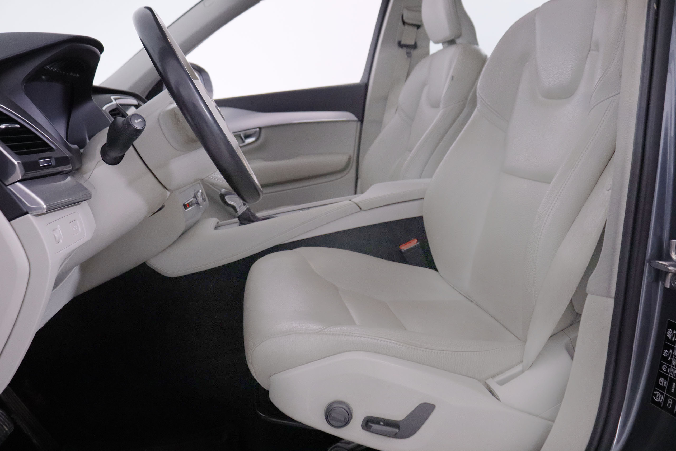 Volvo Xc 90 2.0 D5 AWD MOMENTUM AUTO 225CV 7 PLAZAS 5P # IVA DEDUCIBLE, CUERO, TECHO ELEC PANORAMICO foto 23