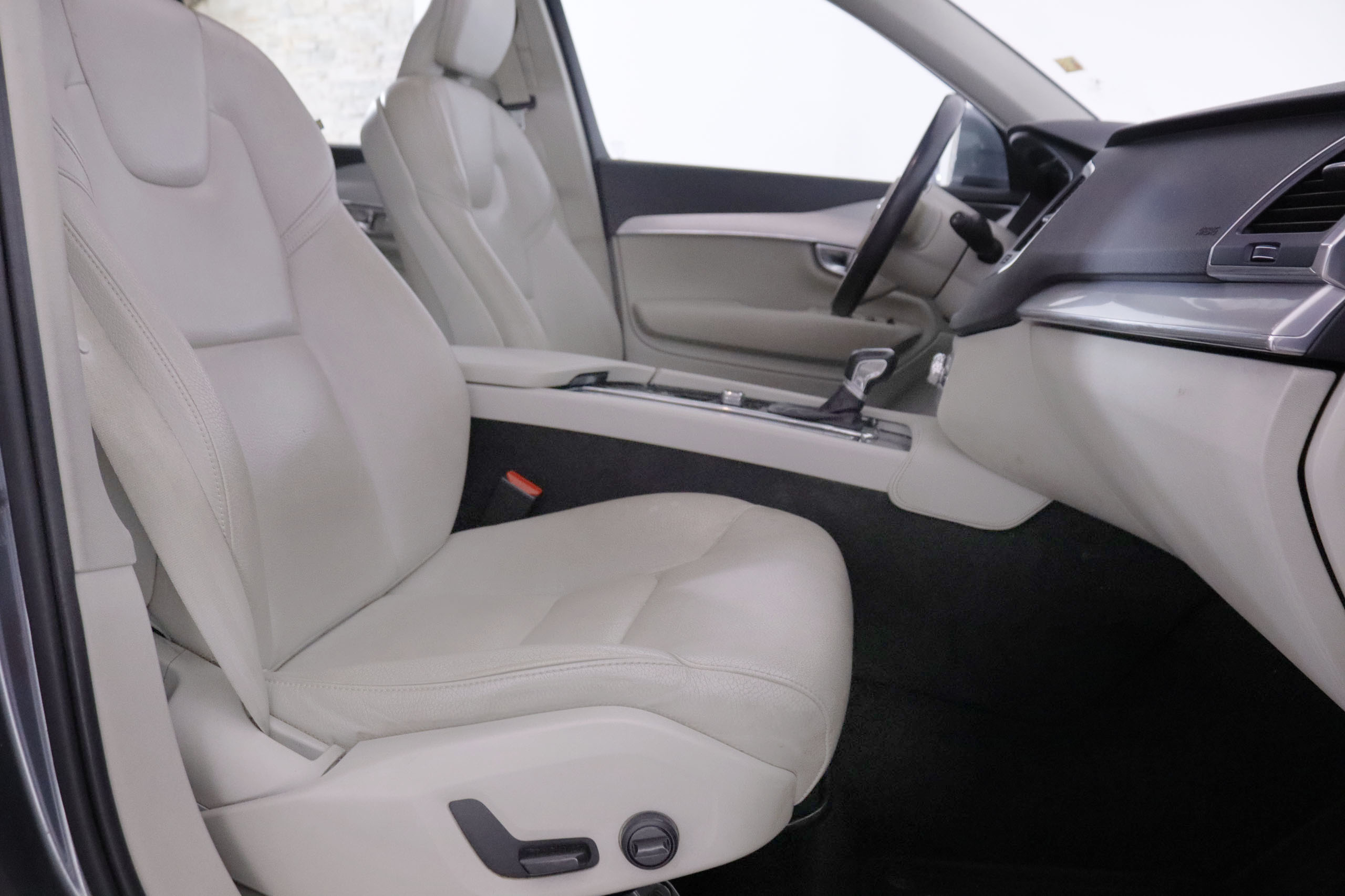 Volvo Xc 90 2.0 D5 AWD MOMENTUM AUTO 225CV 7 PLAZAS 5P # IVA DEDUCIBLE, CUERO, TECHO ELEC PANORAMICO foto 25