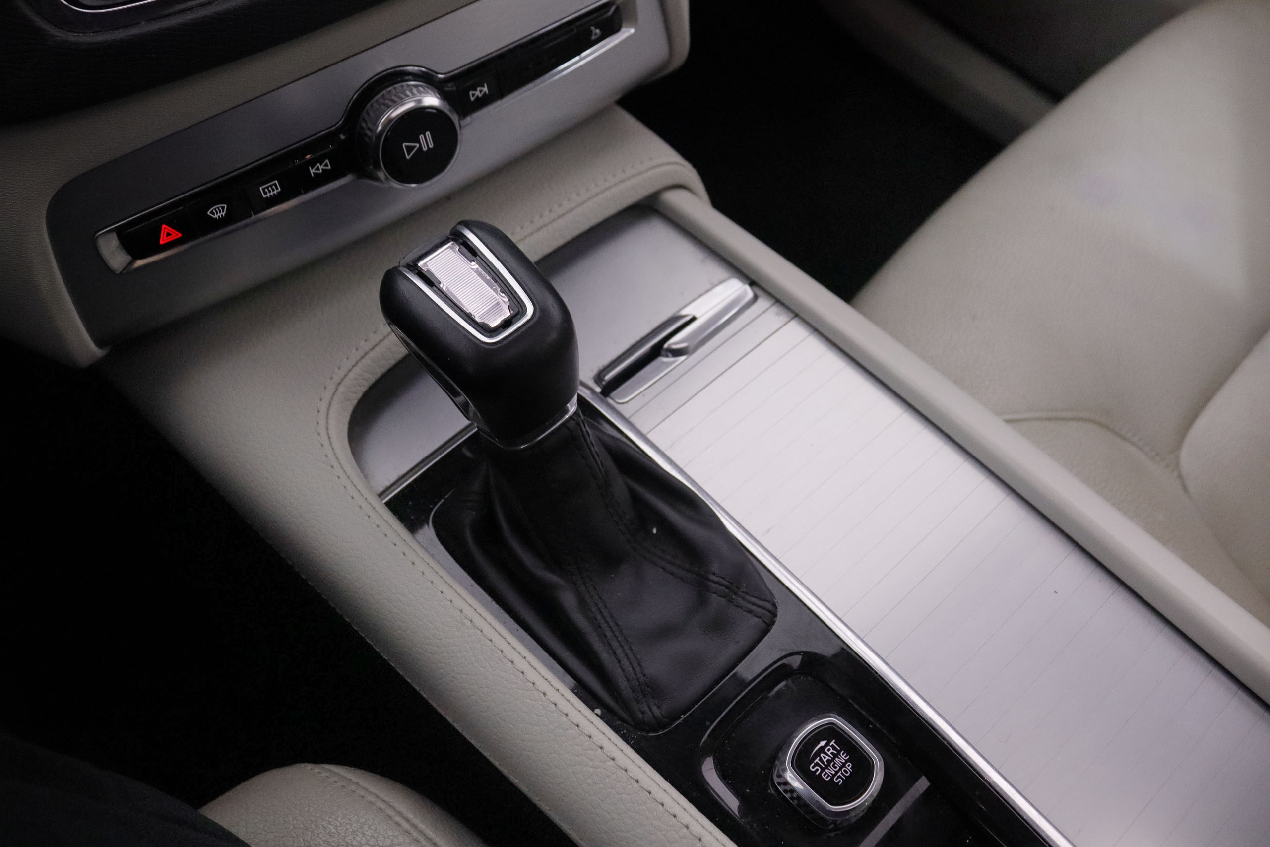 Volvo Xc 90 2.0 D5 AWD MOMENTUM AUTO 225CV 7 PLAZAS 5P # IVA DEDUCIBLE, CUERO, TECHO ELEC PANORAMICO foto 22