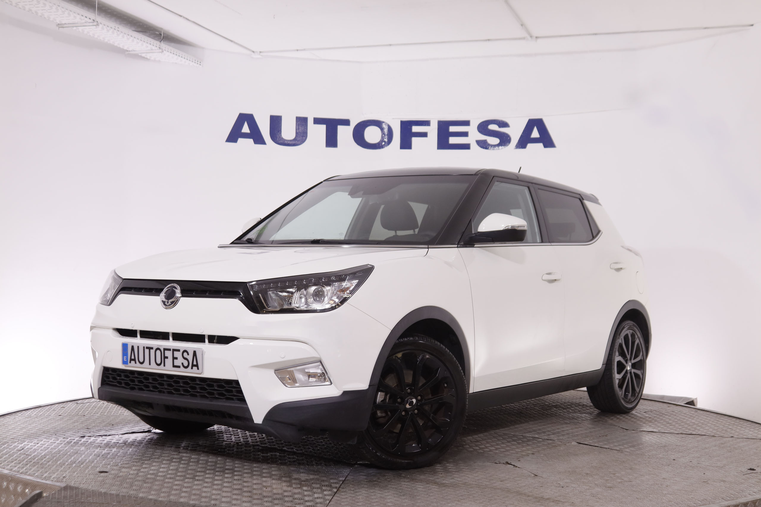 Ssangyong Tivoli 1.6 G16 LIMITED 4X2 128CV 5P # NAVY, PARKTRONIC foto 1
