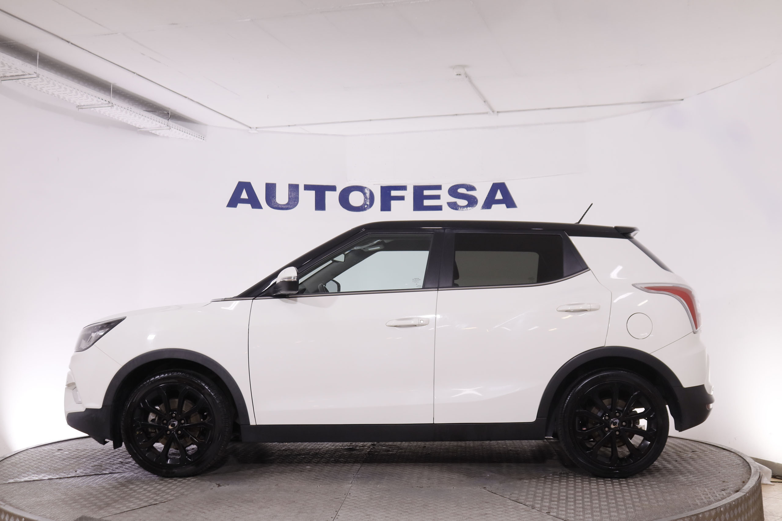 Ssangyong Tivoli 1.6 G16 LIMITED 4X2 128CV 5P # NAVY, PARKTRONIC foto 9