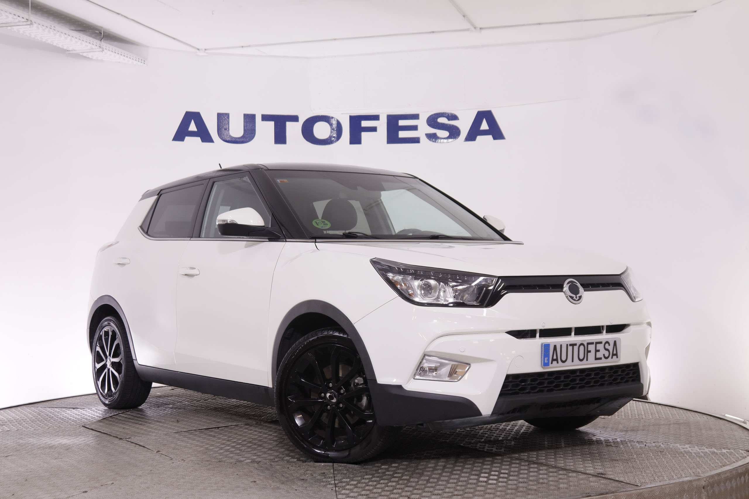 Ssangyong Tivoli 1.6 G16 LIMITED 4X2 128CV 5P # NAVY, PARKTRONIC foto 3