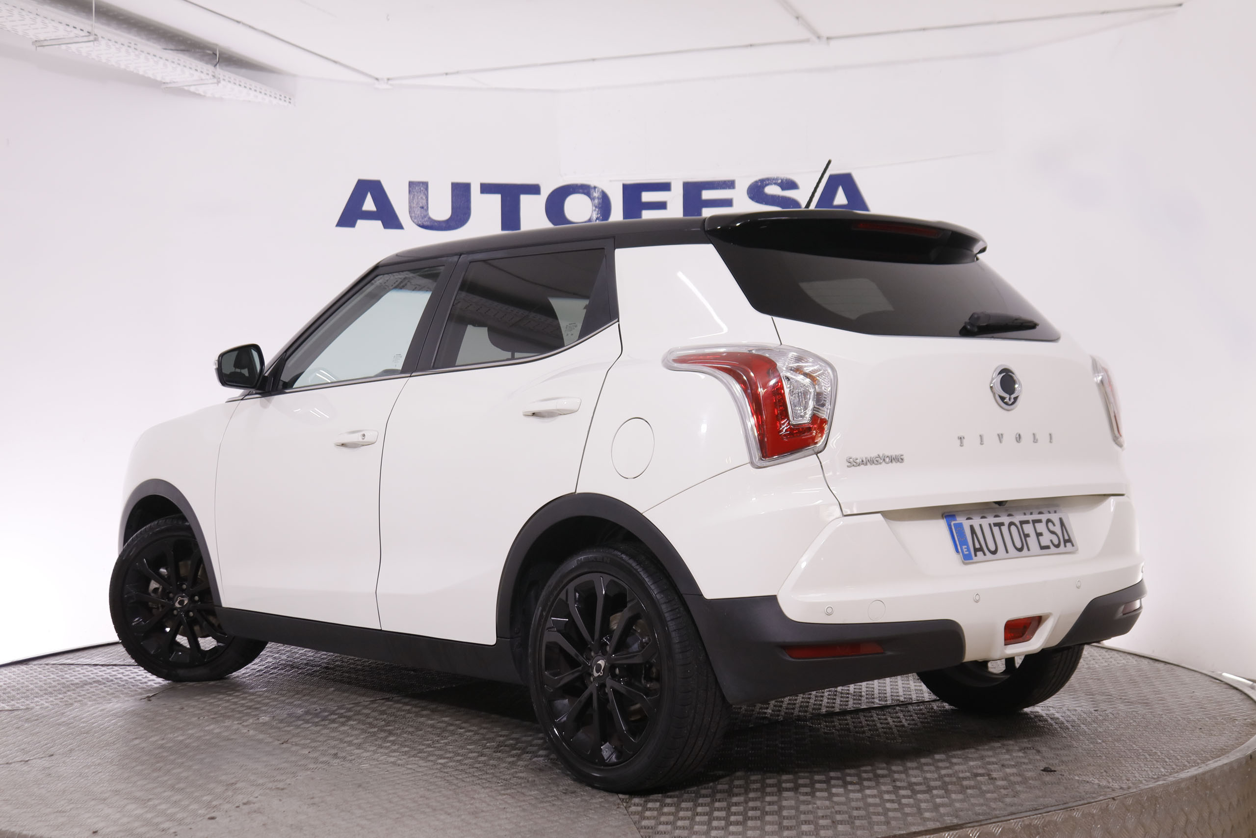 Ssangyong Tivoli 1.6 G16 LIMITED 4X2 128CV 5P # NAVY, PARKTRONIC foto 5