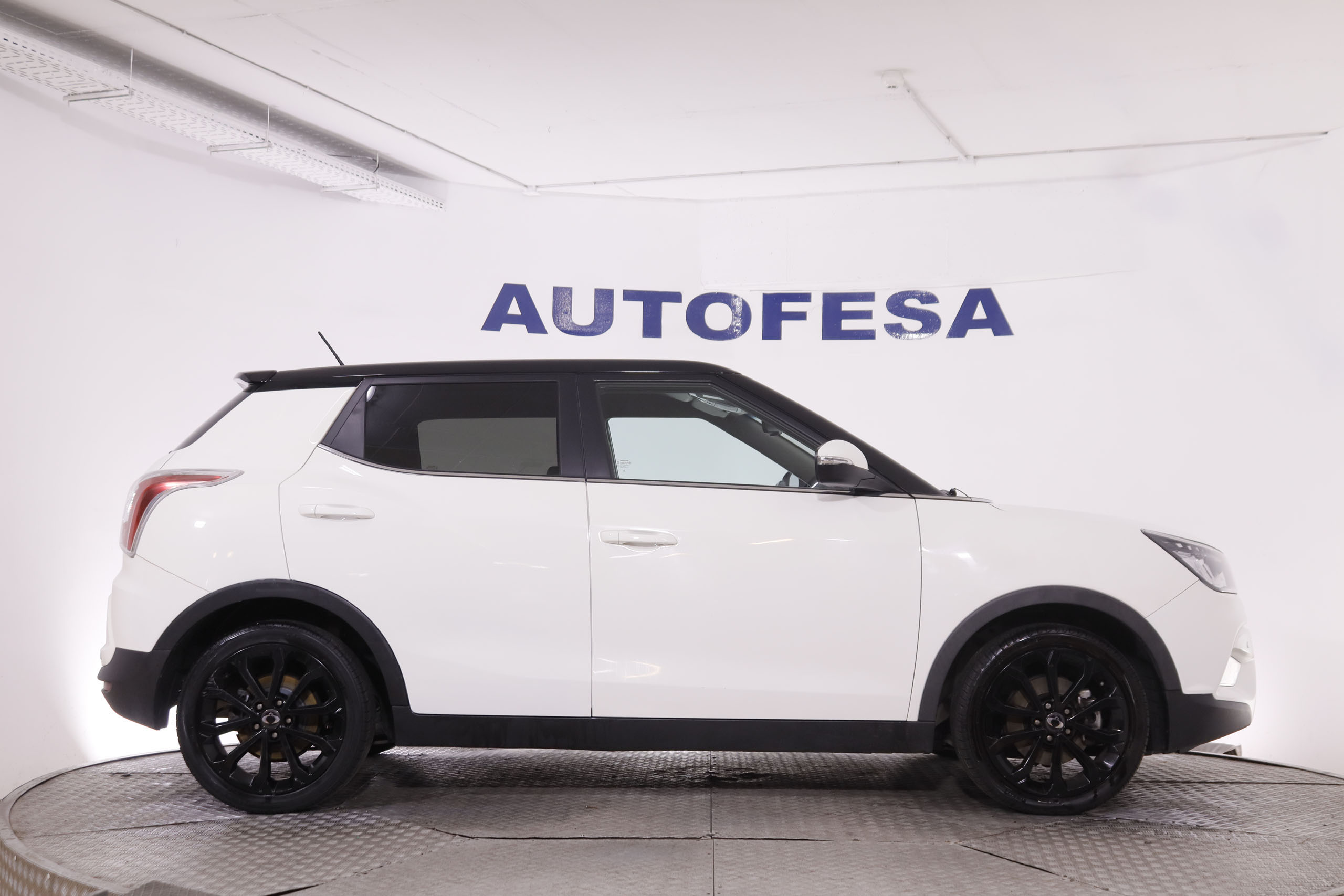 Ssangyong Tivoli 1.6 G16 LIMITED 4X2 128CV 5P # NAVY, PARKTRONIC foto 13