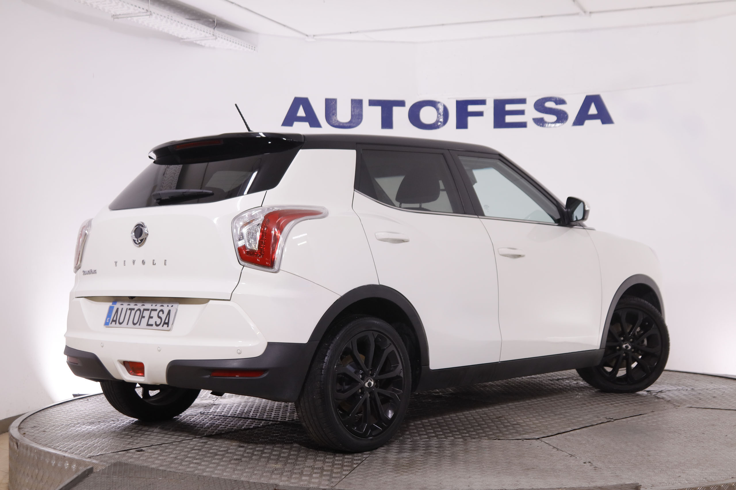 Ssangyong Tivoli 1.6 G16 LIMITED 4X2 128CV 5P # NAVY, PARKTRONIC foto 7