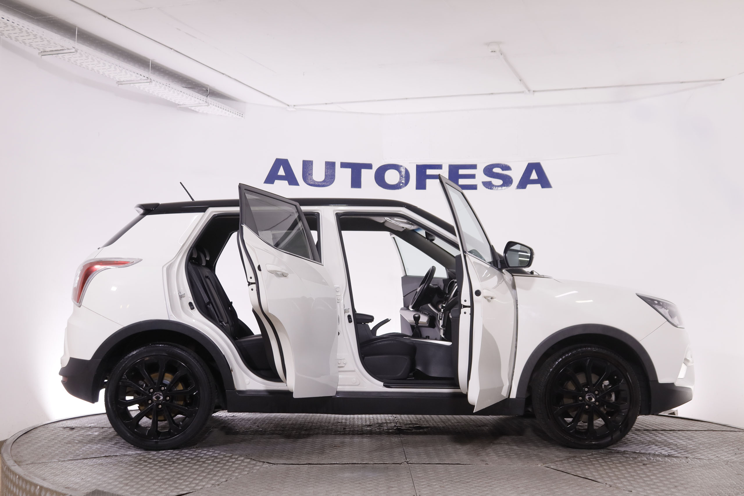 Ssangyong Tivoli 1.6 G16 LIMITED 4X2 128CV 5P # NAVY, PARKTRONIC foto 11