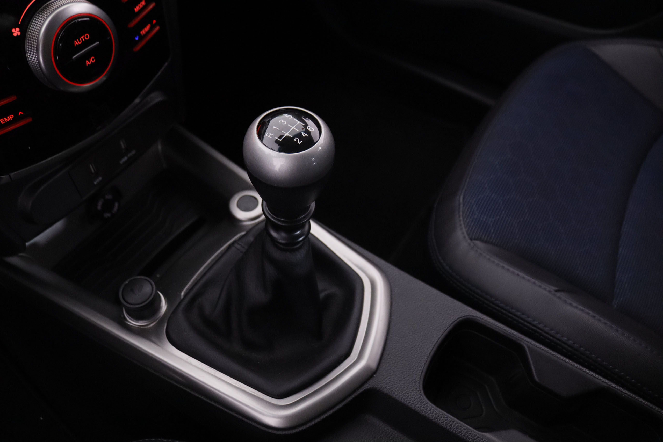 Ssangyong Tivoli 1.6 G16 LIMITED 4X2 128CV 5P # NAVY, PARKTRONIC foto 22