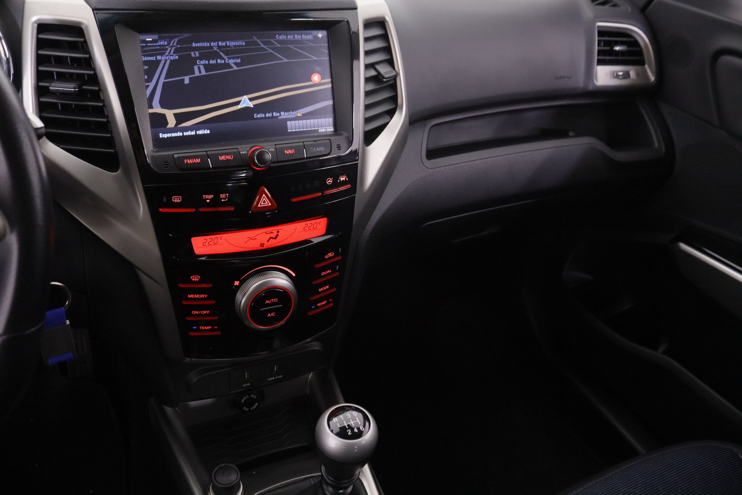 Ssangyong Tivoli 1.6 G16 LIMITED 4X2 128CV 5P # NAVY, PARKTRONIC foto 18