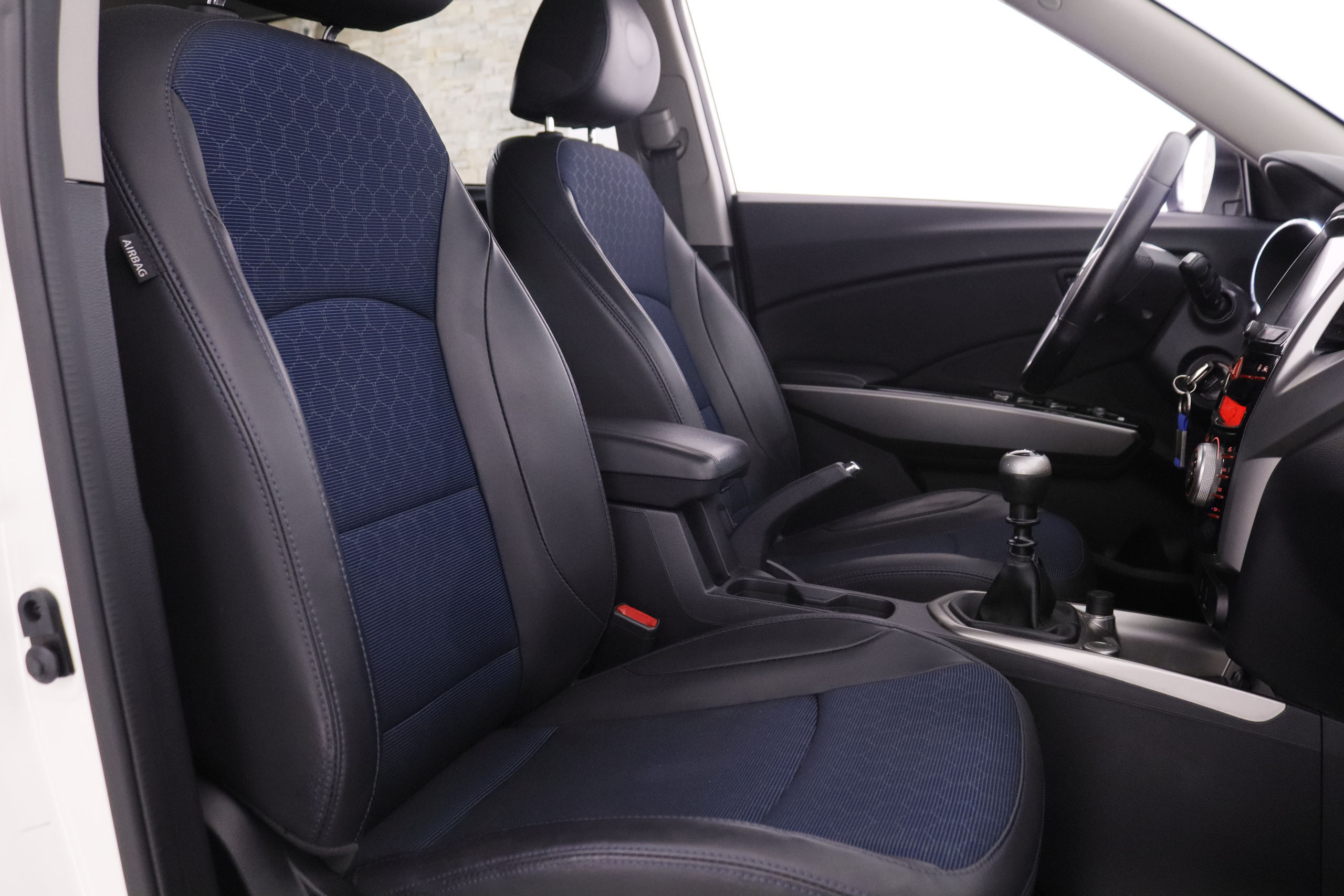 Ssangyong Tivoli 1.6 G16 LIMITED 4X2 128CV 5P # NAVY, PARKTRONIC foto 24