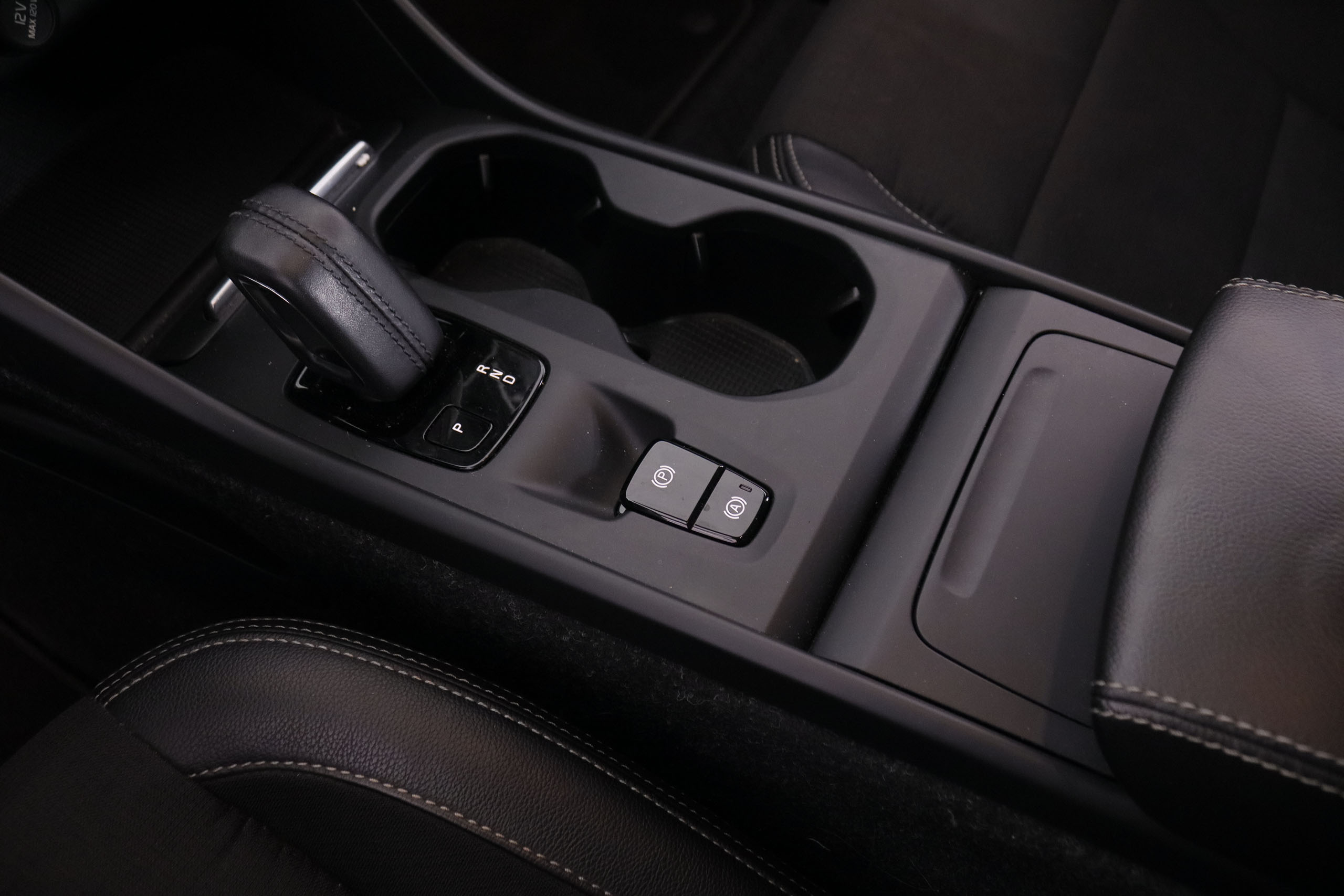 Volvo XC40 1.5 MOMENTUM T3 AUTO 163CV 5P # NAVY, PARKTRONIC foto 26