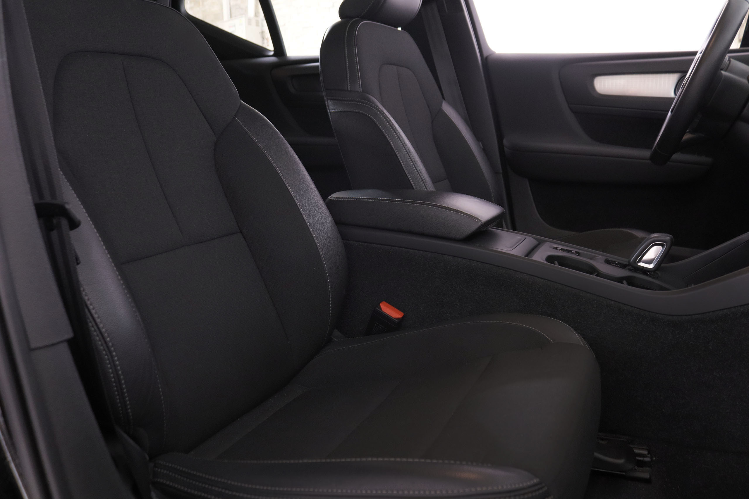 Volvo XC40 1.5 MOMENTUM T3 AUTO 163CV 5P # NAVY, PARKTRONIC foto 28